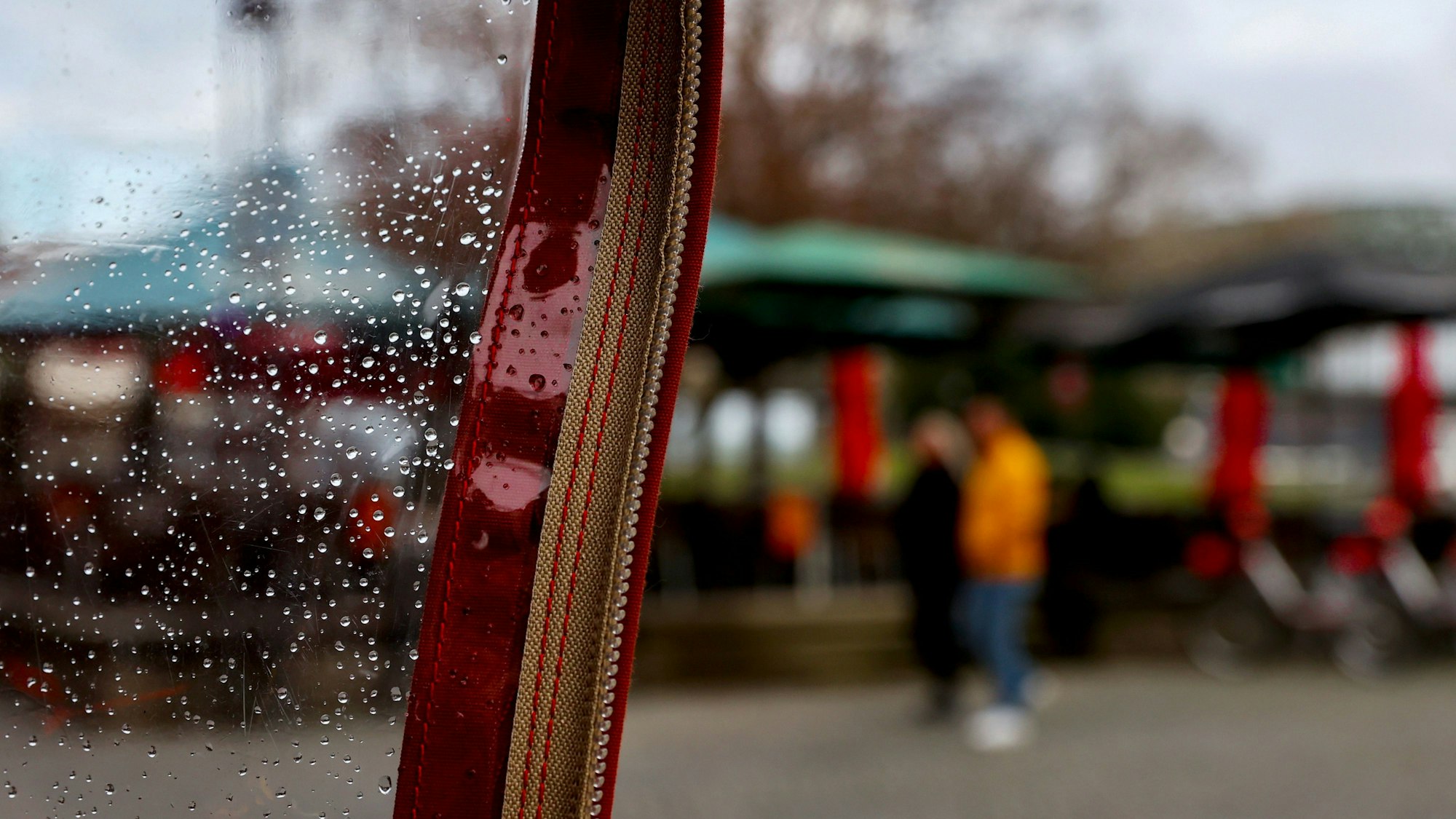 Wind-und Wetterschutz in einem der zahlreichen Restaurants in der Altstadt mit Regentropfen