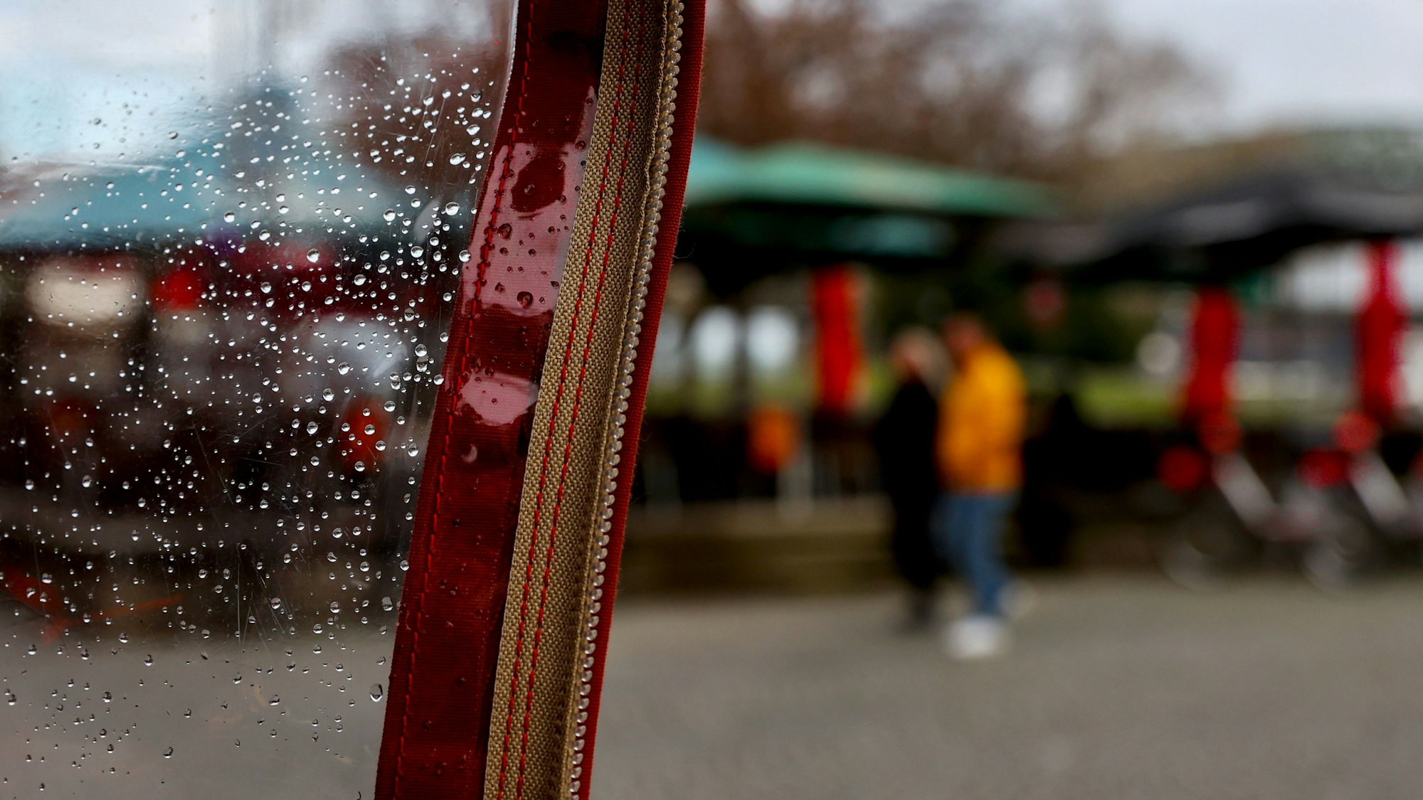 Wind-und Wetterschutz in einem der zahlreichen Restaurants in der Altstadt mit Regentropfen.