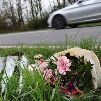 Blumen und Kerzen an der Unfallstelle an der Rodenkirchener Straße in Wesseling.