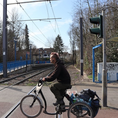 Ein Radfahrer fährt über den Bahnsteig, der verlängert werden soll.