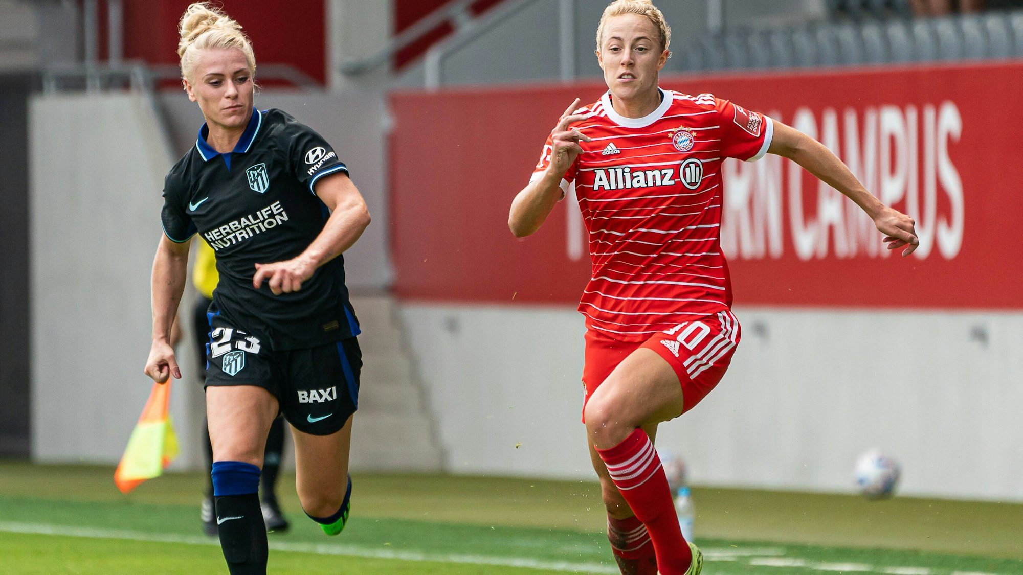 Zu sehen ist ein Laufduell zwischen zwei Fußballspielerinnen.