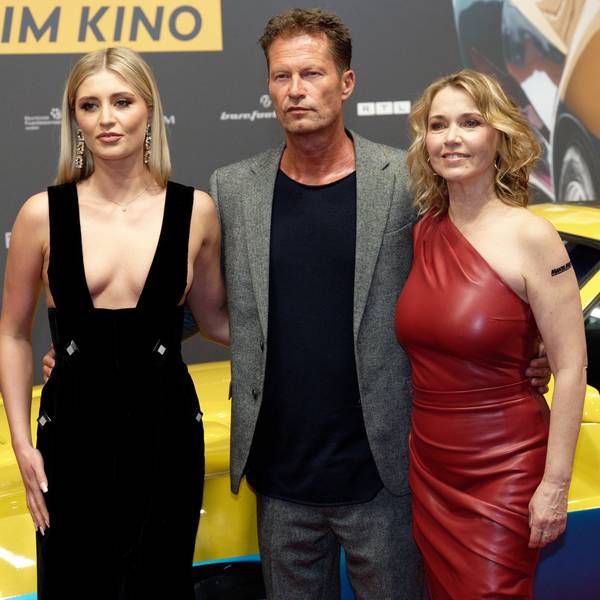Die Schauspieler Luna Schweiger (l), Till Schweiger (M) und Tina Ruland (r) kommen zu Premiere des Films „Manta Manta Zwoter Teil“ in den Kölner Cinedom.