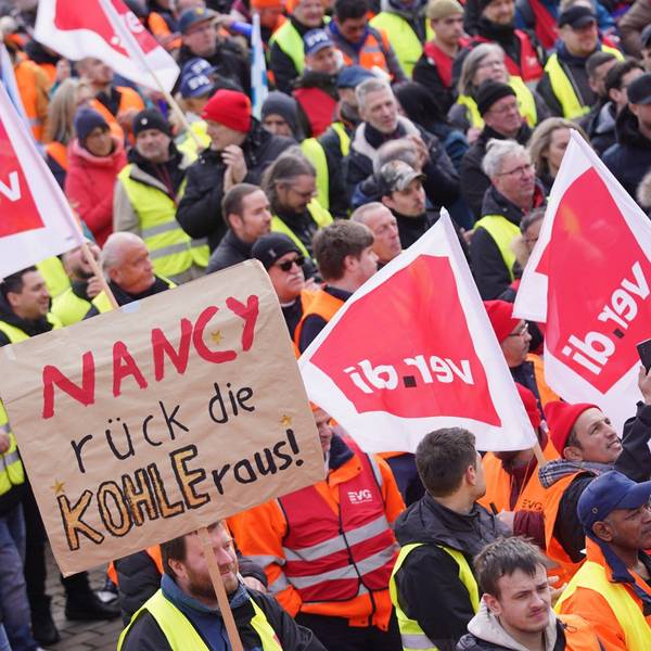 Streikende stehen während einer Kundgebung vor dem alten Elbtunnel im Hafen. Mit einem großangelegten bundesweiten Warnstreik haben die Gewerkschaften EVG und Verdi am Montag weite Teile des öffentlichen Verkehrs lahmgelegt.