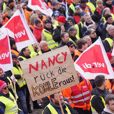 Streikende stehen während einer Kundgebung vor dem alten Elbtunnel im Hafen. Mit einem großangelegten bundesweiten Warnstreik haben die Gewerkschaften EVG und Verdi am Montag weite Teile des öffentlichen Verkehrs lahmgelegt.