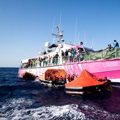 Das Rettungsschiff MV LouiseMichel ist vom Streetart-Künstler Banksy bemalt. Banksy unterstützt das Schiff zur Rettung von Flüchtlingen im Mittelmeer. (Archivbild)