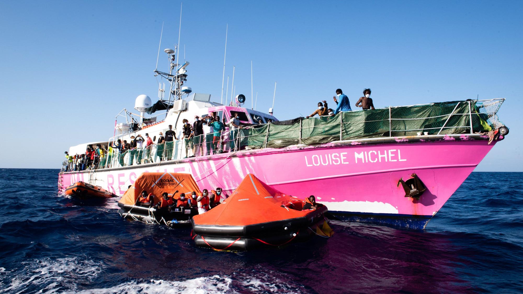 Das Rettungsschiff MV LouiseMichel ist vom Streetart-Künstler Banksy bemalt. Banksy unterstützt das Schiff zur Rettung von Flüchtlingen im Mittelmeer. (Archivbild)