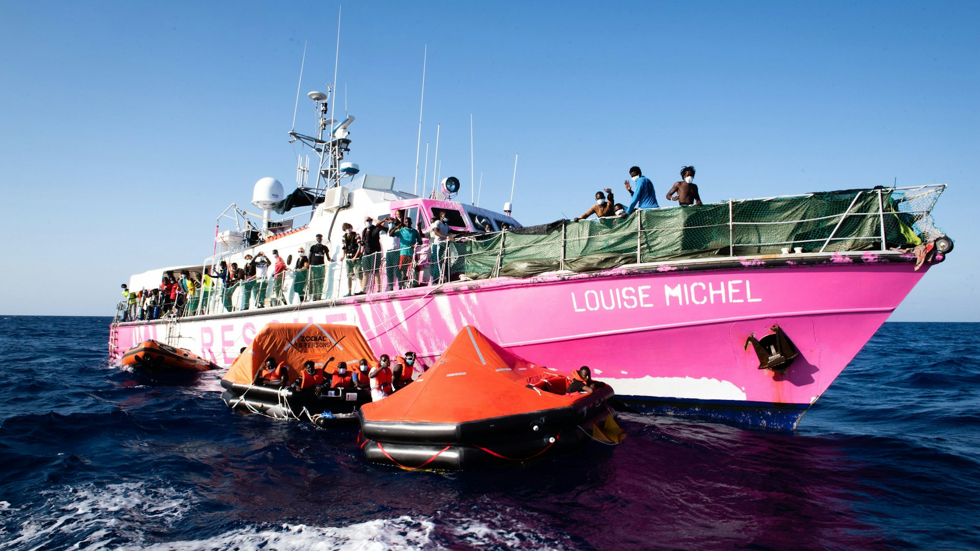 Das Rettungsschiff MV LouiseMichel ist vom Streetart-Künstler Banksy bemalt. Banksy unterstützt das Schiff zur Rettung von Flüchtlingen im Mittelmeer. (Archivbild)