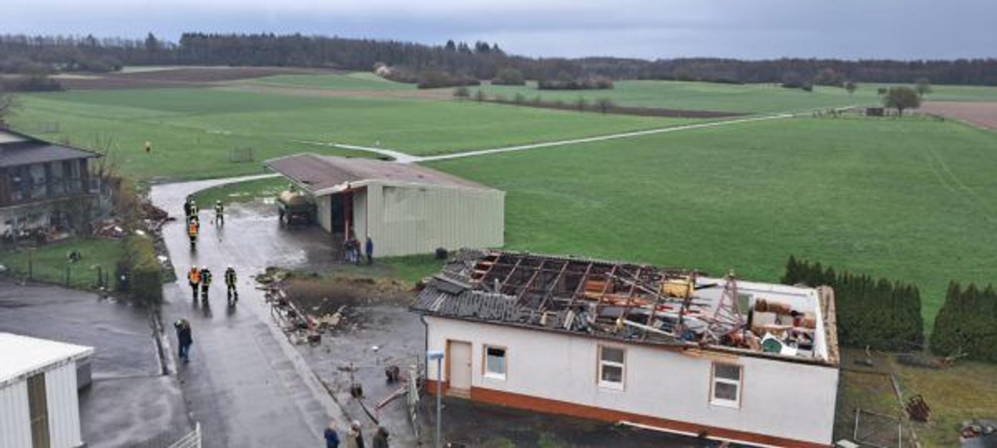 Mehrere Dächer im hessischen Dorf Annerod wurden offenbar von einem Tornado abgedeckt.