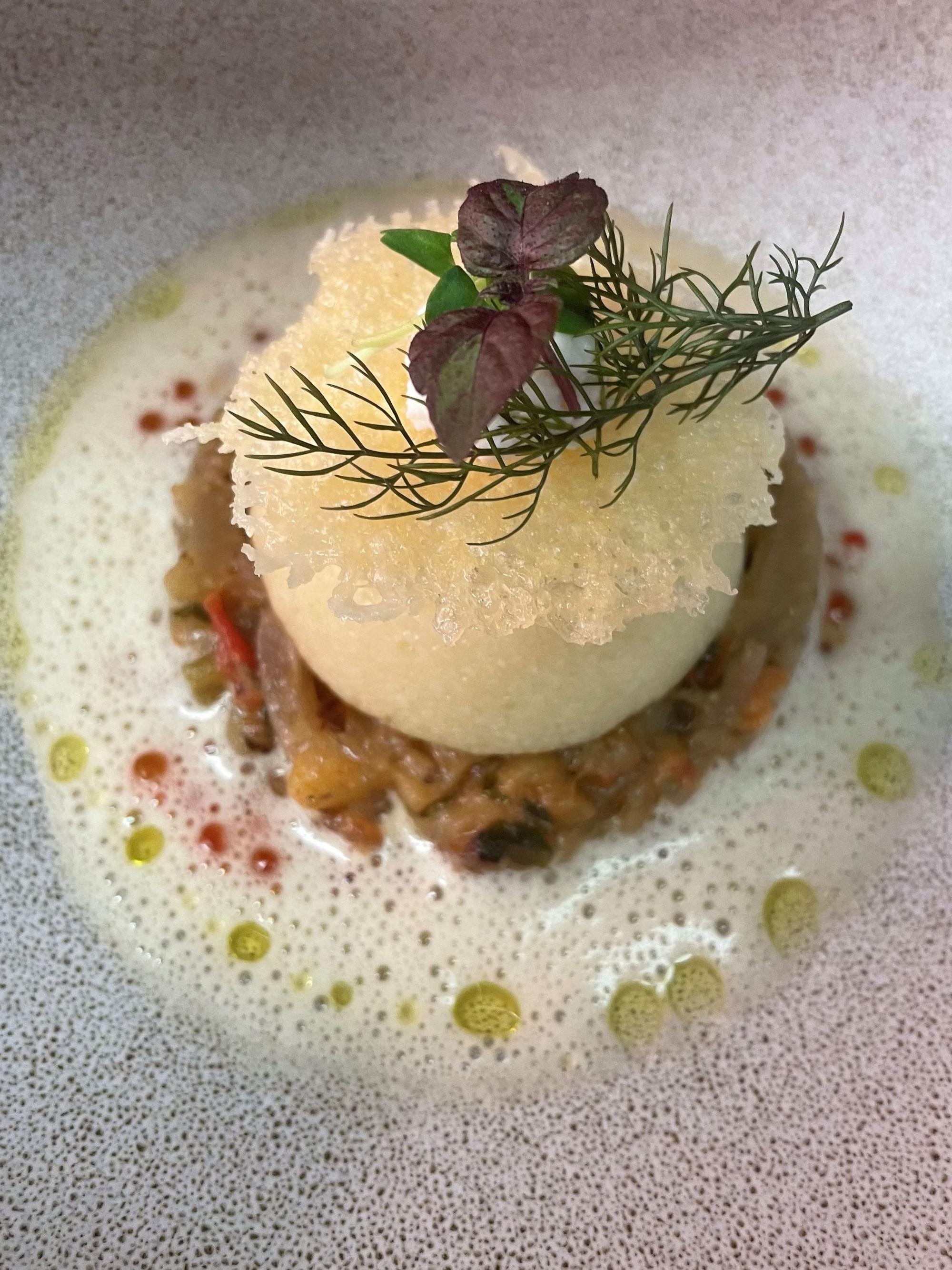 Der dritte Teller, als Beilage sozusagen, eine Sizilianische Caponata, Parmesan-Chips, eine weiße Polenta mit Ricotta, Cidre-Butter und Forellenkaviar.