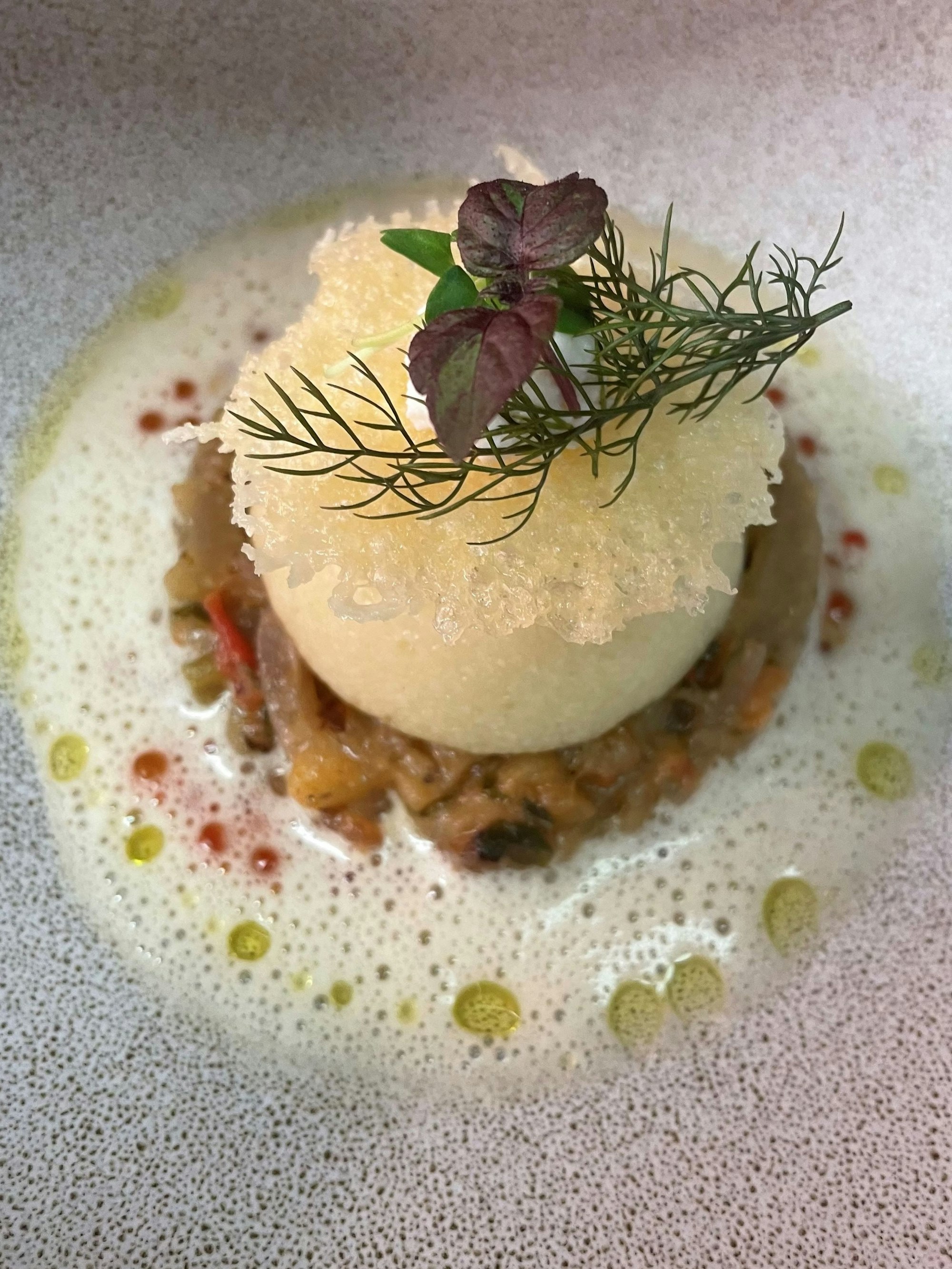 Der dritte Teller, als Beilage sozusagen, eine Sizilianische Caponata, Parmesan-Chips, eine weiße Polenta mit Ricotta, Cidre-Butter und Forellenkaviar.