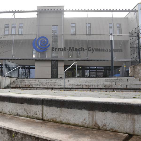 Das Bild zeigt eine Außenansicht vom Ernst-Mach-Gymnasium.