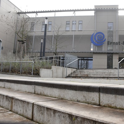 Das Bild zeigt eine Außenansicht vom Ernst-Mach-Gymnasium.