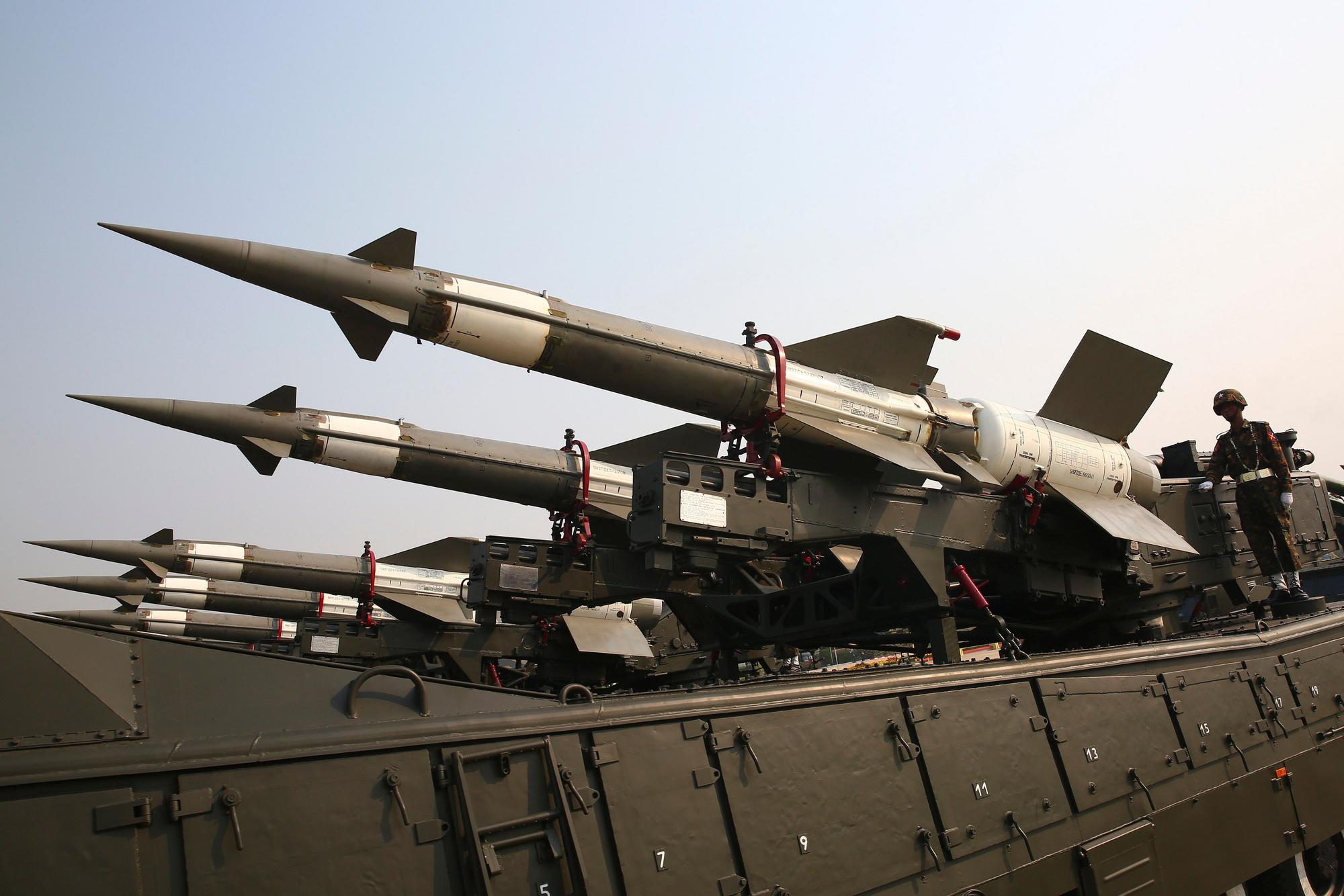 Ein Militäroffizier steht auf einem mit Raketen beladenen Lastwagen während einer Parade zum 78. Tag der Streitkräfte Myanmars.