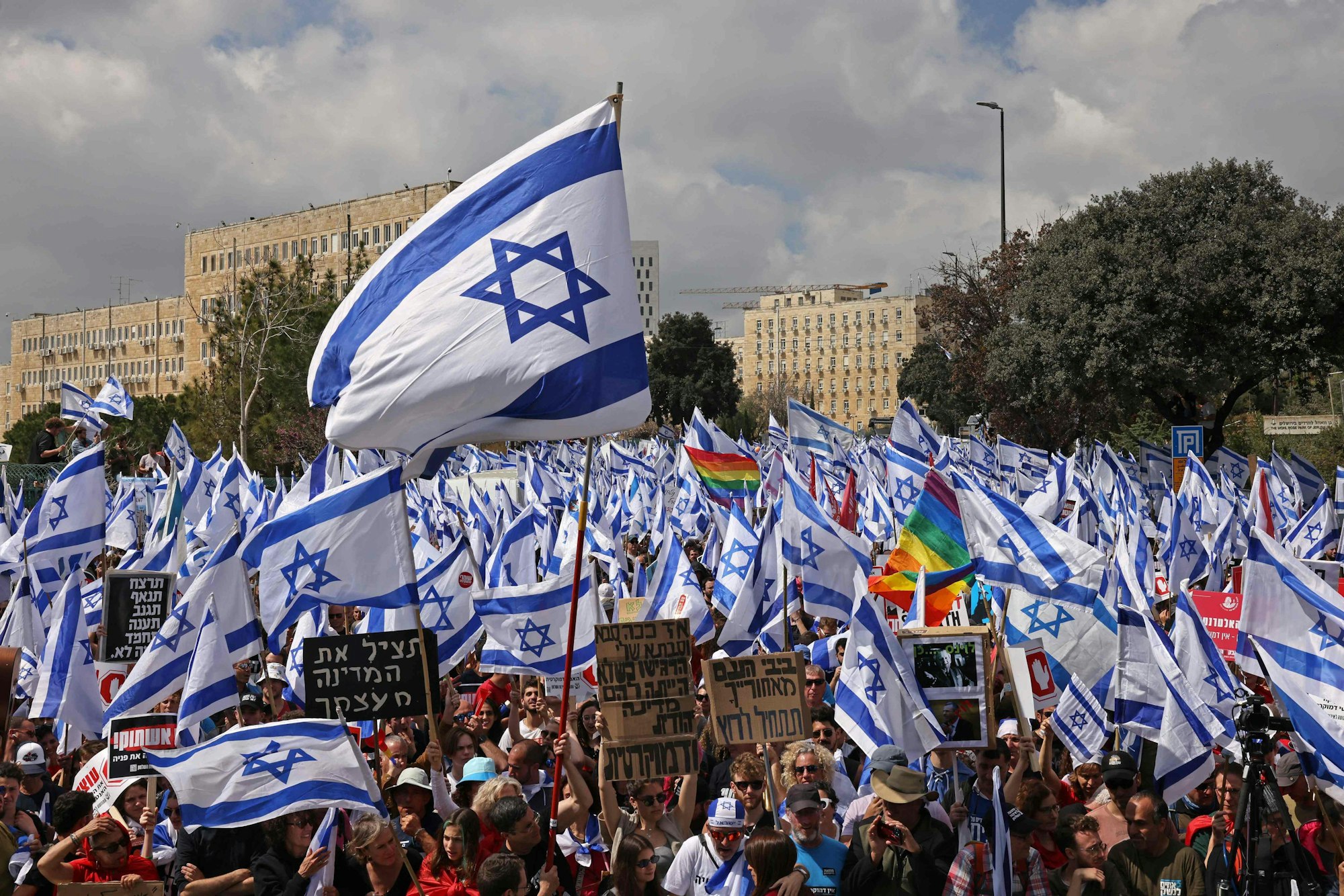 Menschen protestieren mit Flaggen vor dem israelischen Parlament in Jerusalem.