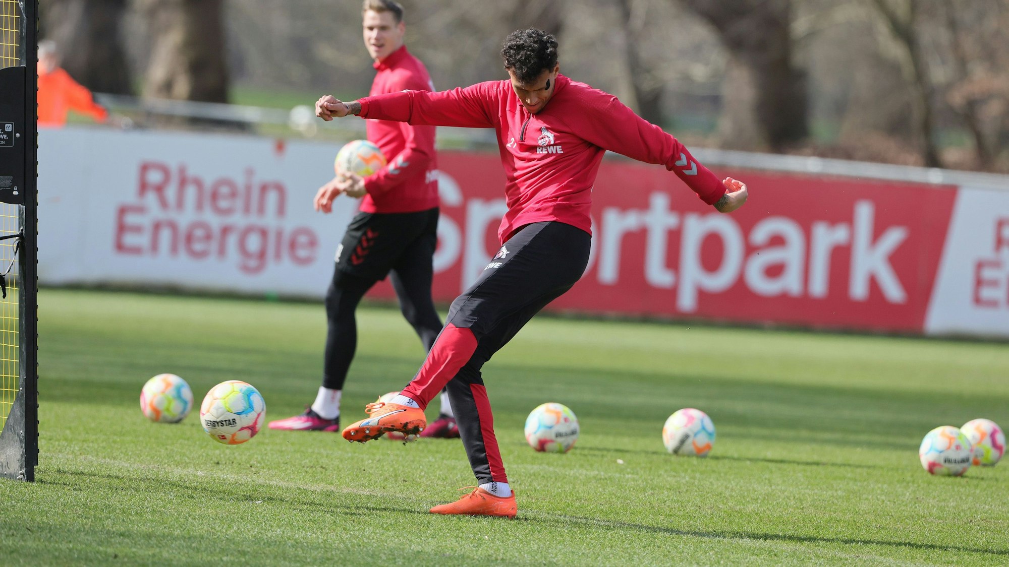 Stürmer Davie Selke vom 1. FC Köln schießt im Training am Geißbockheim.