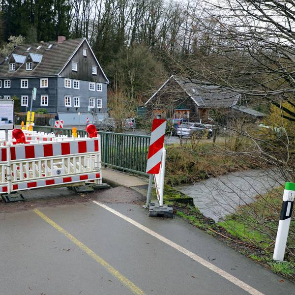 Die Straßenbrücke über die Dhünn an der Gaststätte Neuemühle.