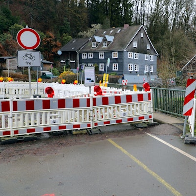 Die Straßenbrücke über die Dhünn an der Gaststätte Neuemühle.