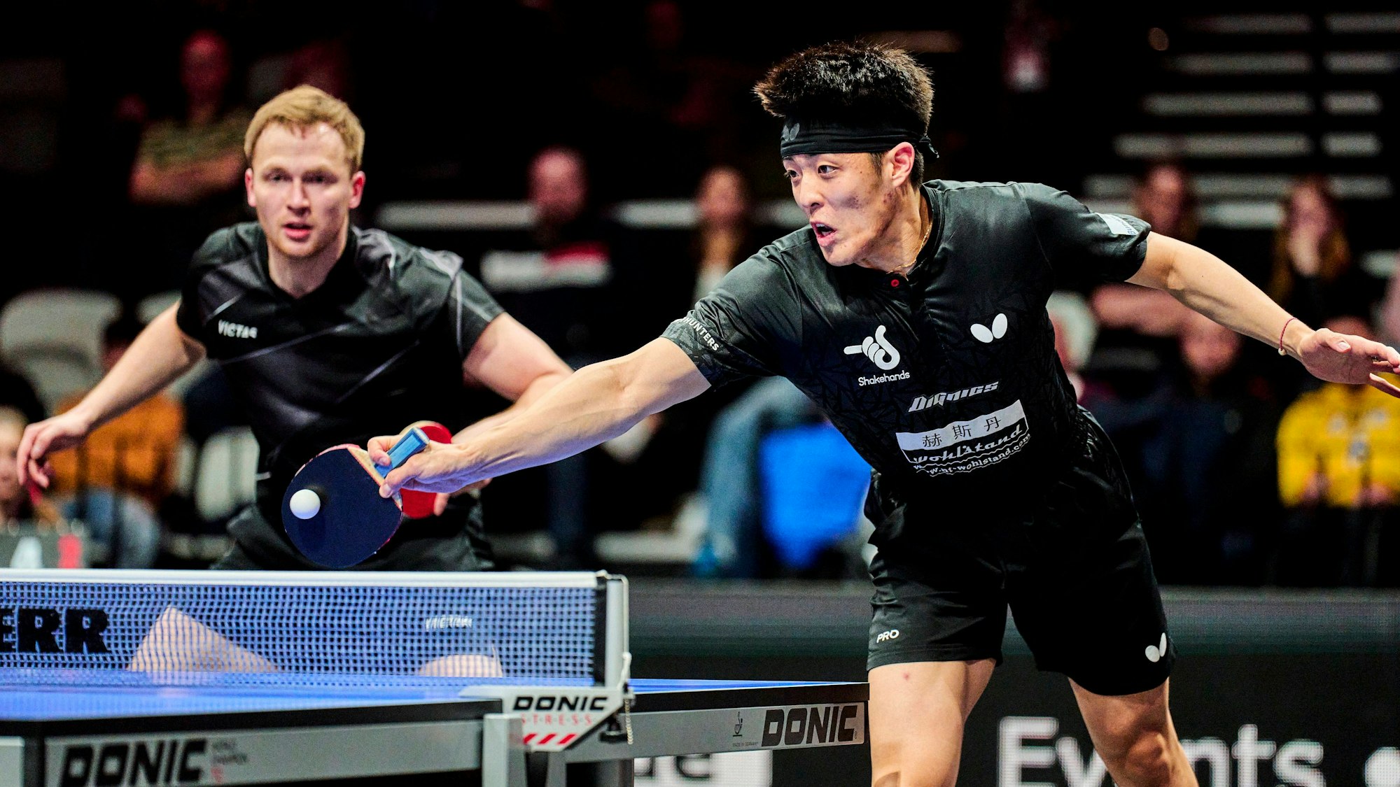 Tischtennisspieler Benedikt Duda und Dang Qiu bei einem Spiel im Doppel.