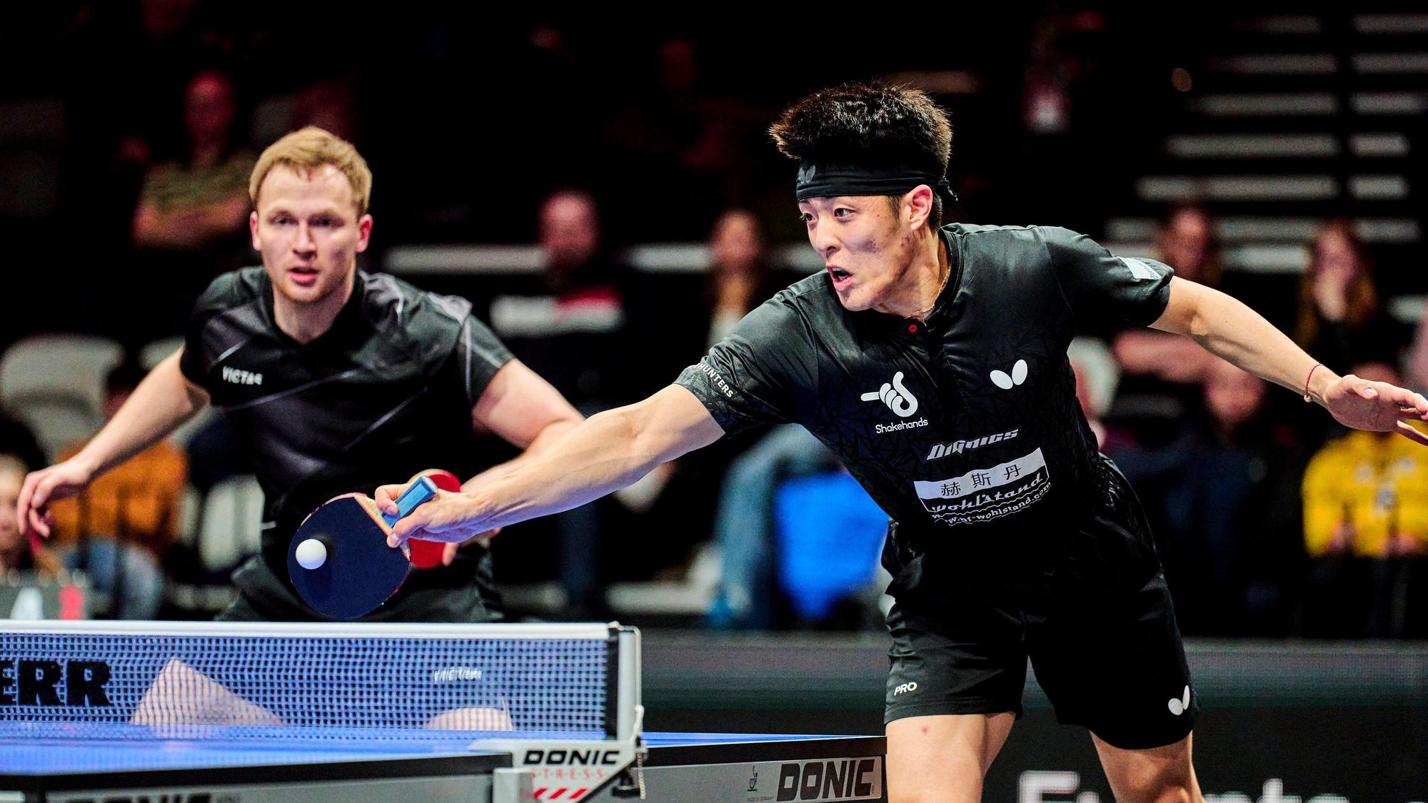 Zwei Tischtennis-Spieler stehen in den Trikots der deutschen Nationalmannschaft in einer Spielsituation an einer Platte.