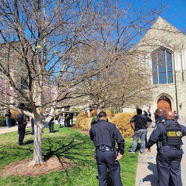 Nashville: Dieses vom Metro Nashville Police Department zur Verfügung gestellte Foto zeigt Polizisten am Tatort in der Covenant Schule.