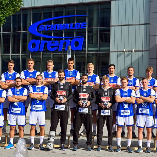 Teamfoto des VfL Gummersbach
vor der Gummersbacher Schwalbe-Arena.