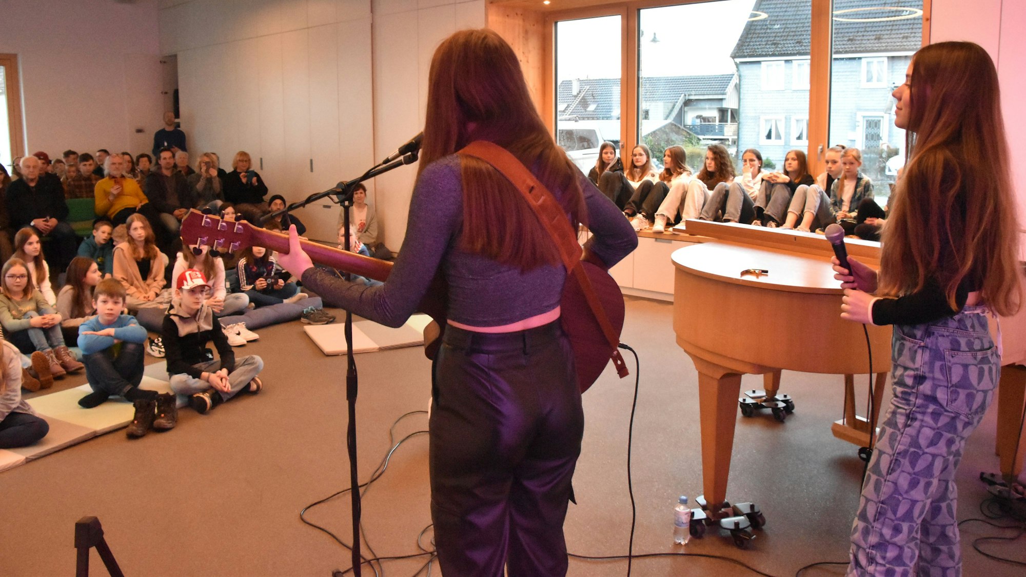 Jule (blaue Hose) und Nuri Schütz beim ersten Duo-Konzert vor heimischem Publikum in Nümbrecht-Marienberghausen.