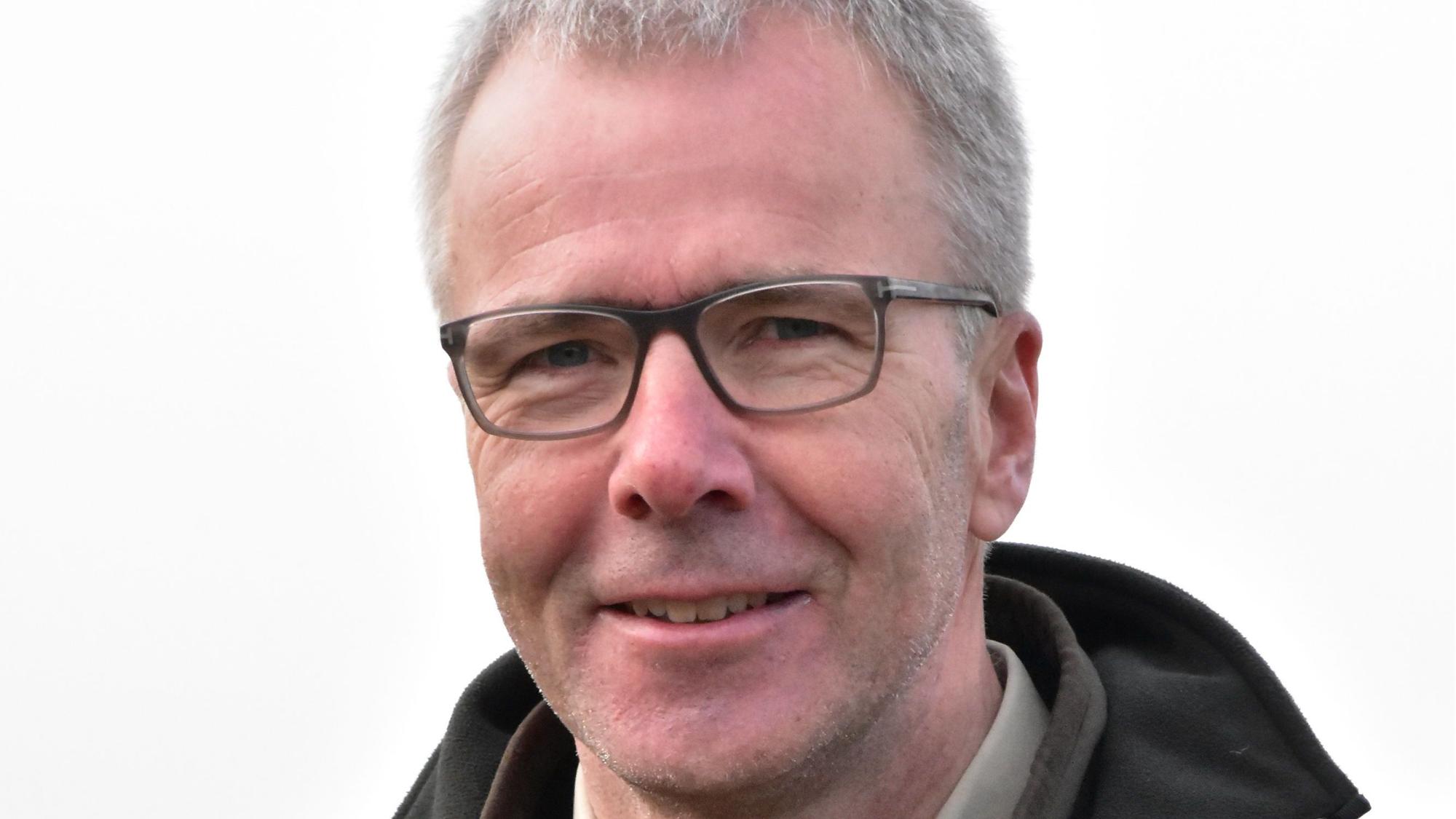 Stephan Schütte lächelt in die Kamera.