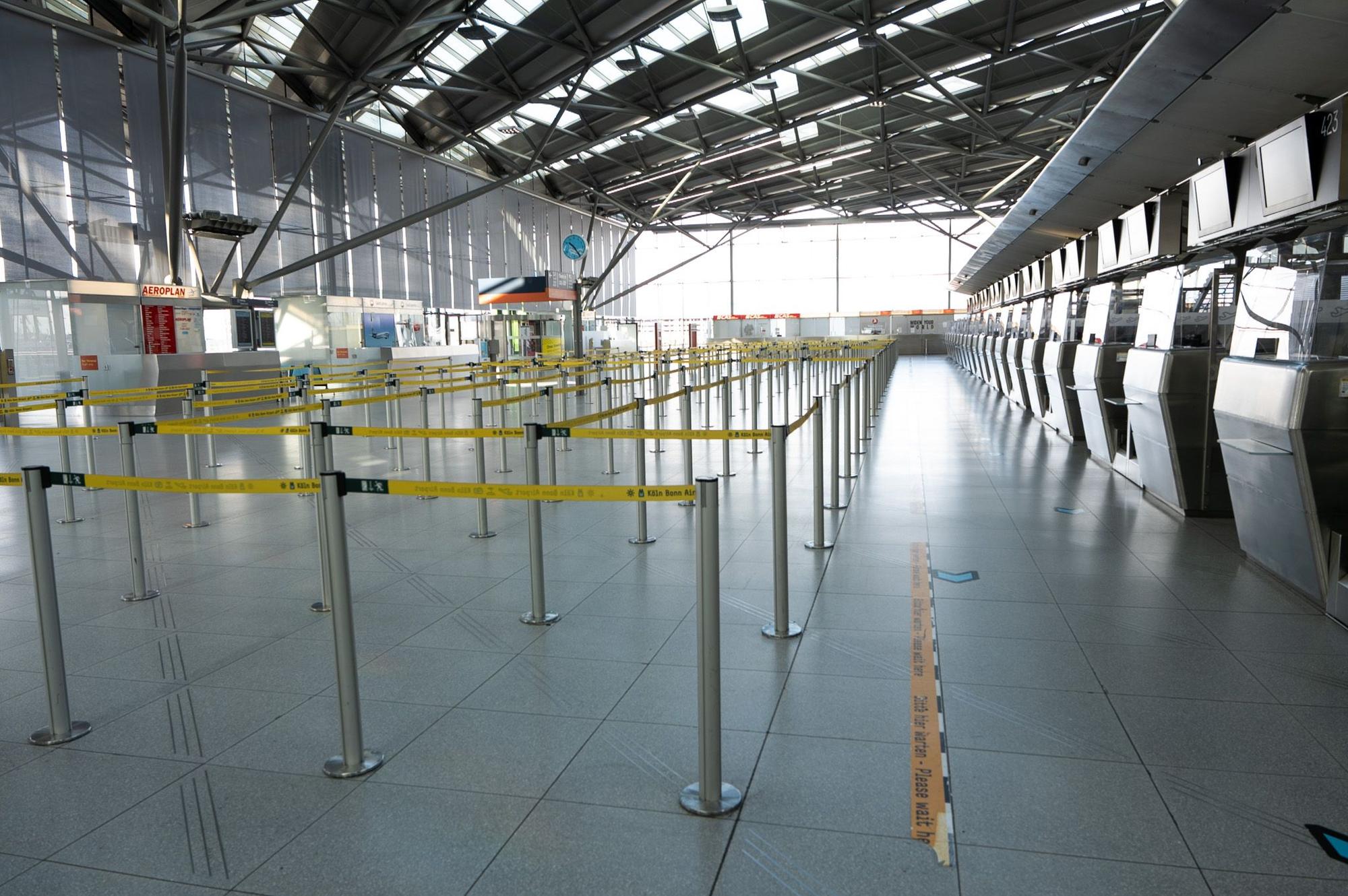 Leerer Check-in am Flughafen.