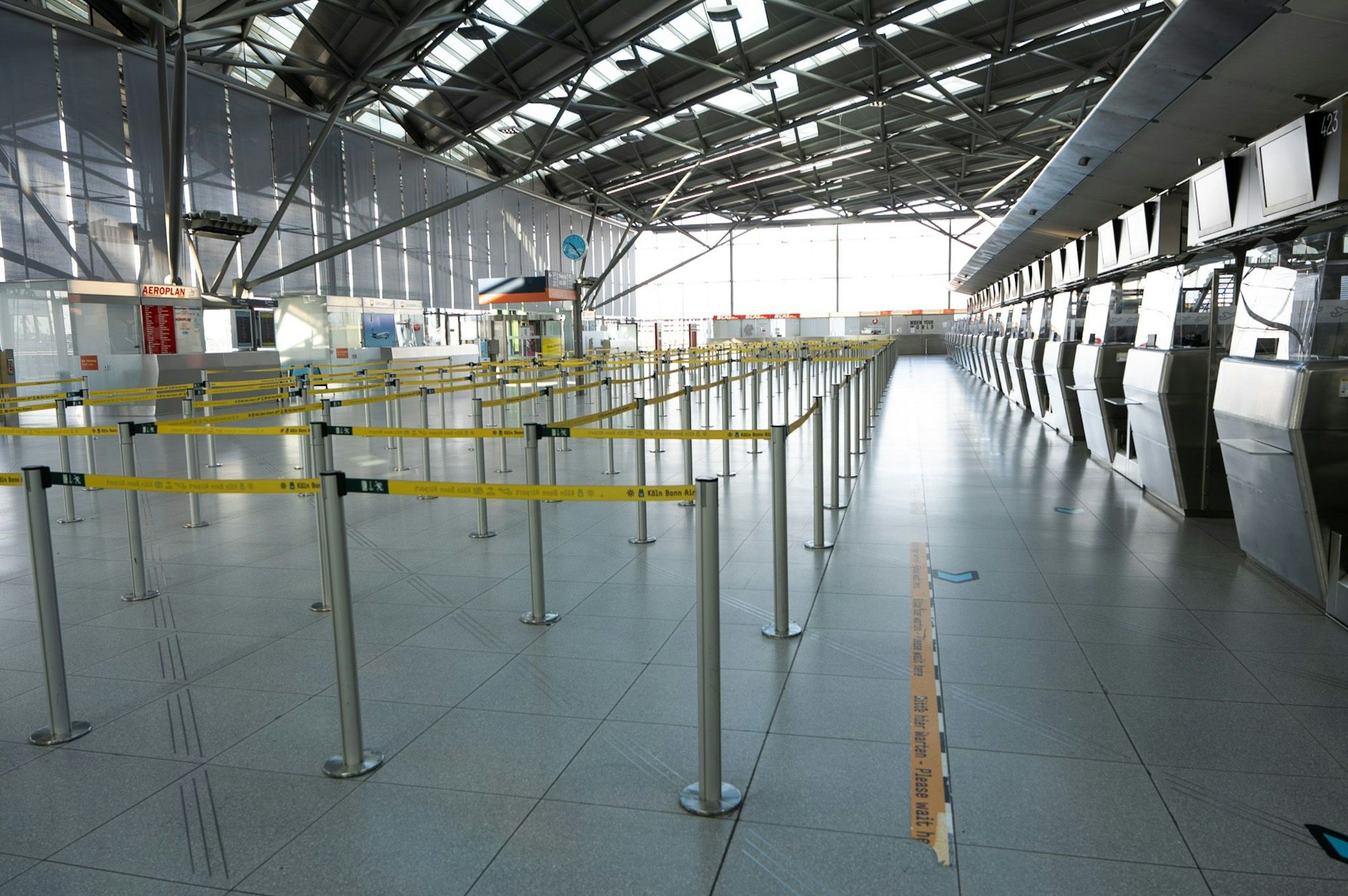 Leerer Check-in am Flughafen.