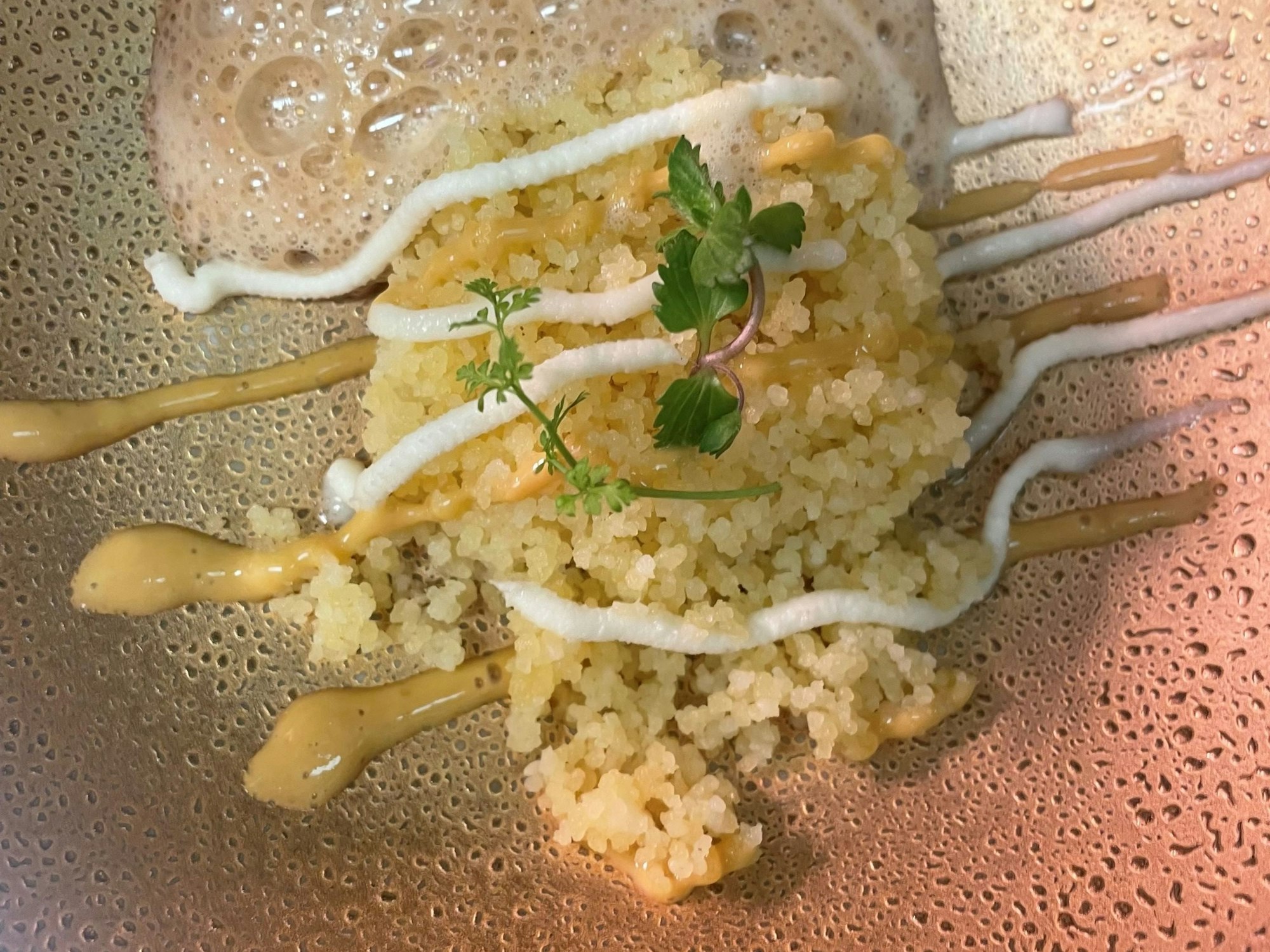 Der zweite Teller ist Couscous-Hirse, Meerrettich-Creme und Bottarga von der Meeräsche sowie Langustinen-Mousse mit Orangenblütenwasser.