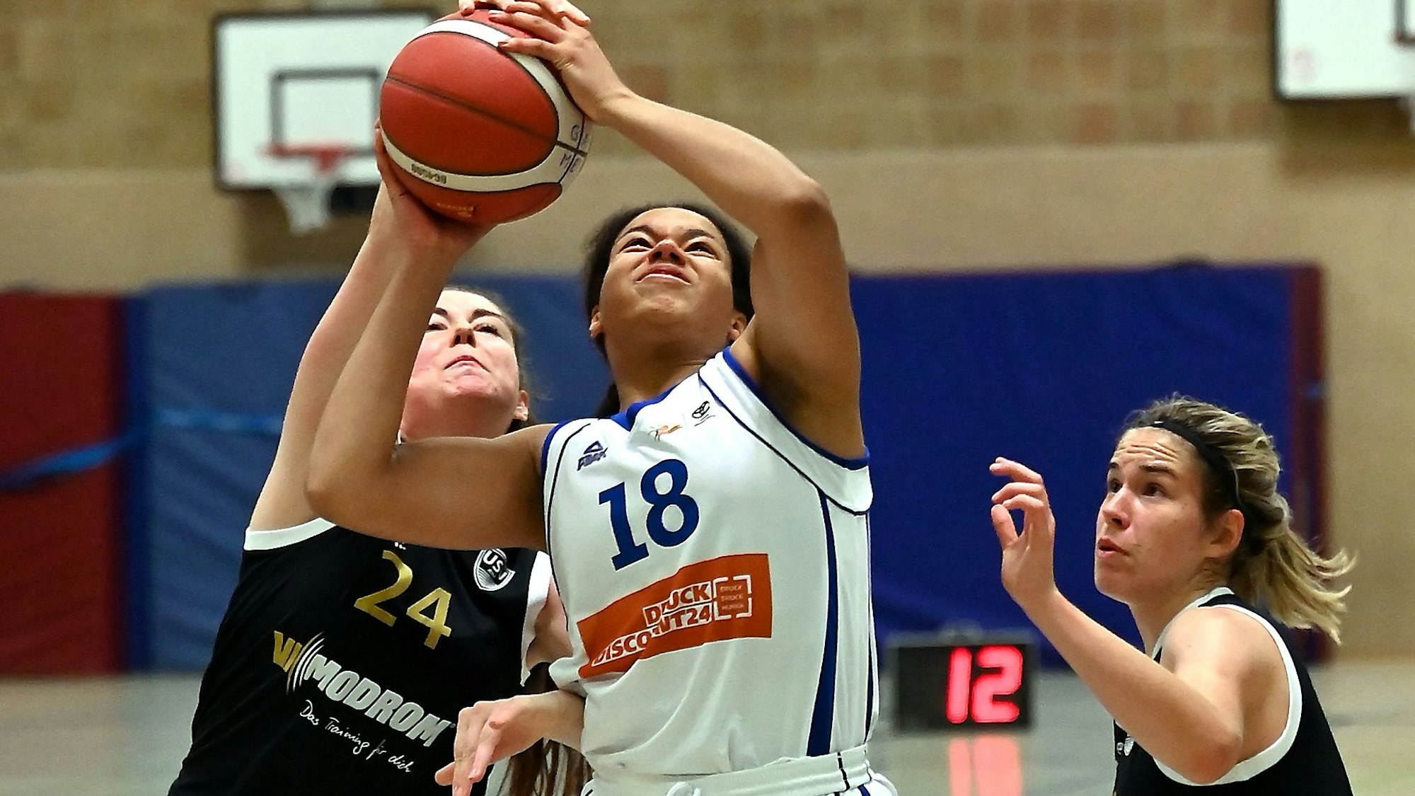 Basketball
BBZ Opladen - Jena
mitte: Olivia Okpara (Opladen)
Foto: Uli Herhaus