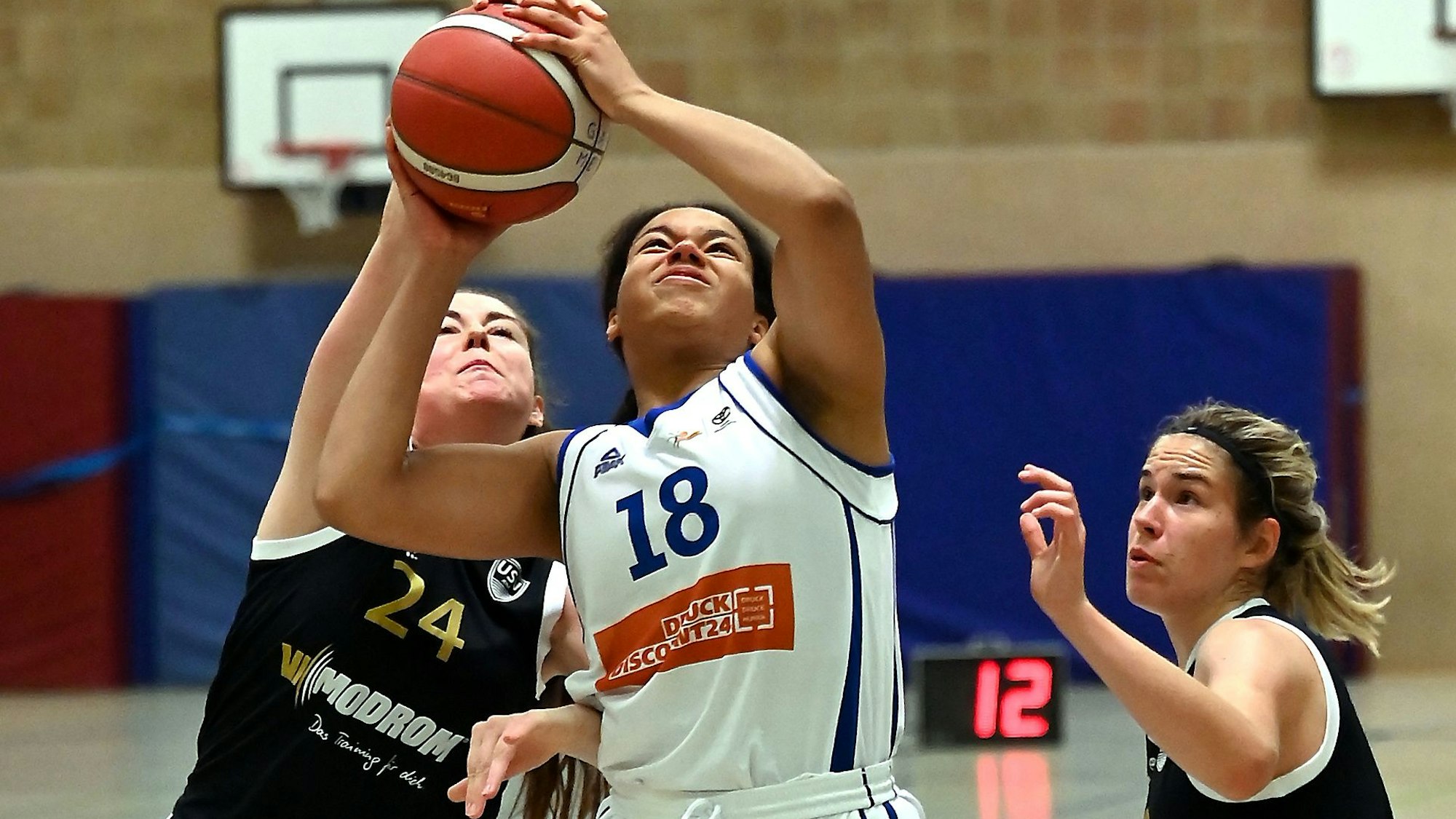 Basketball
BBZ Opladen - Jena
mitte: Olivia Okpara (Opladen)
Foto: Uli Herhaus