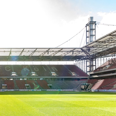 Blick auf den Rasen und die Südtribühne im Rhein-Energie-Stadion in Köln-Müngersdorf.