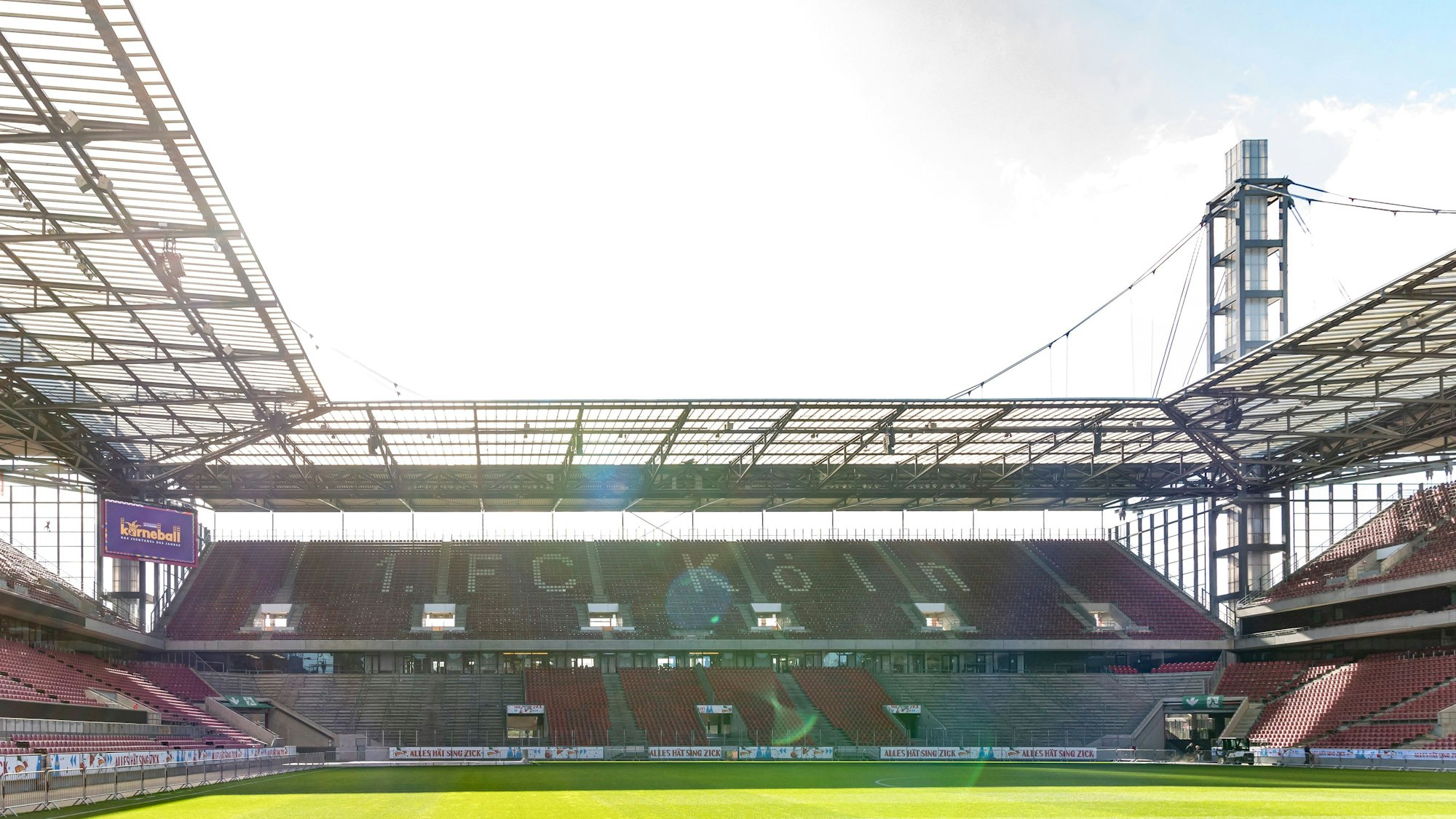 Blick ins leere Rhein-Energie-Stadion des 1. FC Köln in Müngersdorf. Auf den Tribünen ist der Schriftzug 1. FC Köln zu lesen.