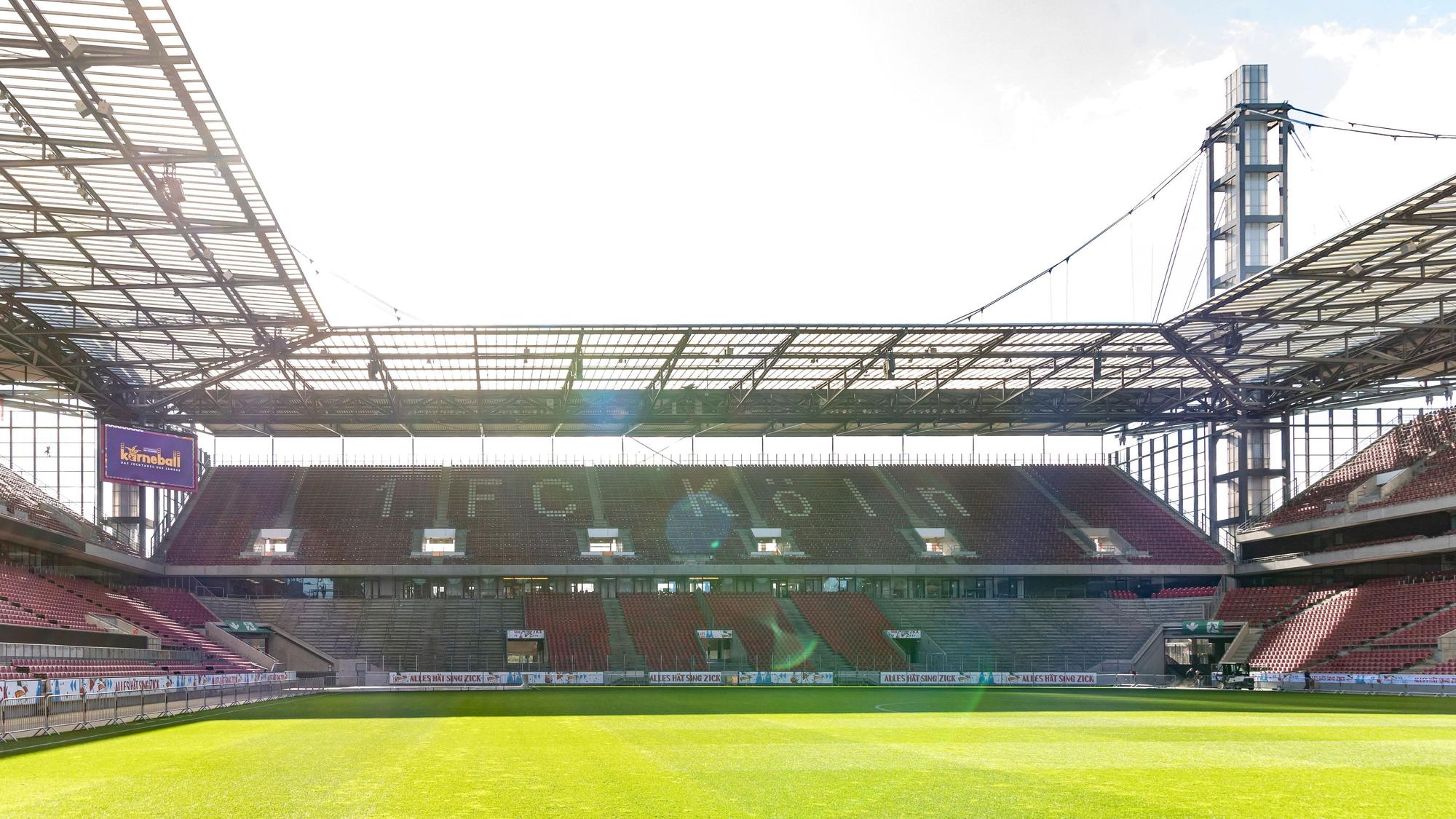 Das leere Rhein-Energie-Stadion ist zu sehen.