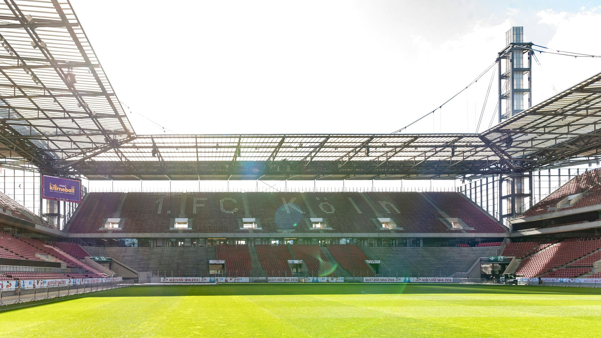 Das leere Rhein-Energie-Stadion ist zu sehen.
