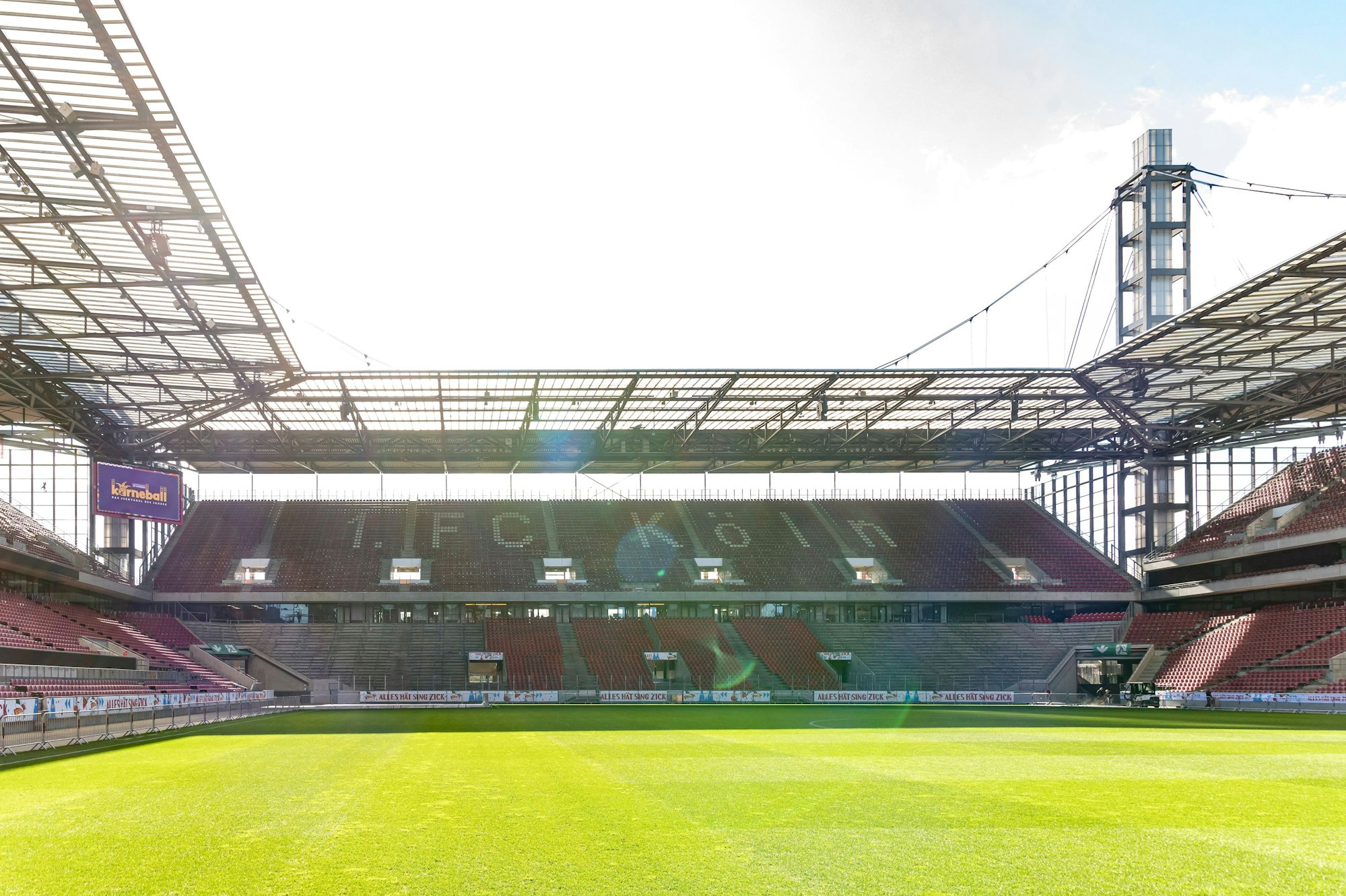 Blick auf den Rasen und die Südtribühne im Rhein-Energie-Stadion in Köln-Müngersdorf.