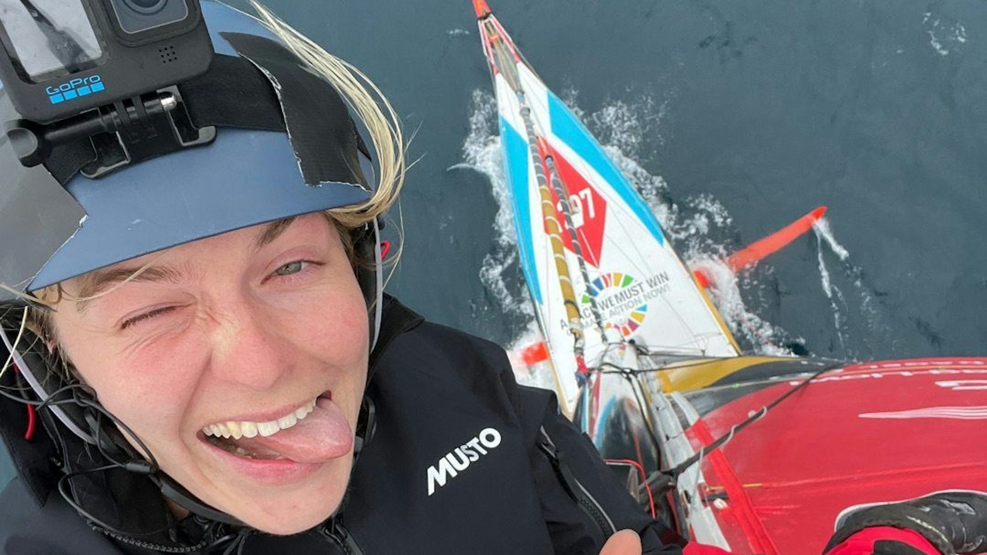 HANDOUT - 03.03.2023, ---: Segeln, The Ocean Race, dritte Etappe, Kapstadt - Itajaí: Crew-Mitglied Rosalin Kuiper inspiziert den reparierten Riss im Masten der der «Malizia - Seaexplorer» und fotografiert sich dabei selbst.