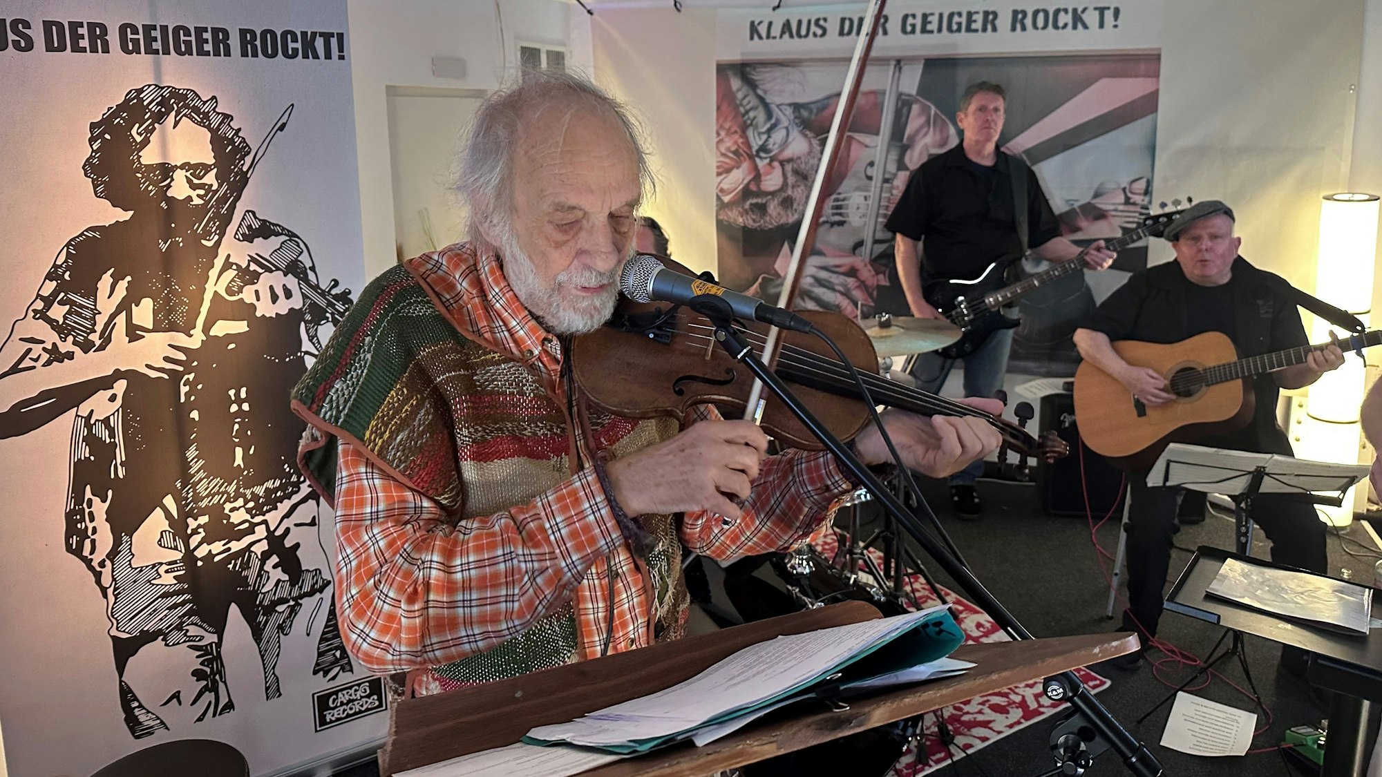 Drei Bandmitglieder im Studio in Köln-Pulheim