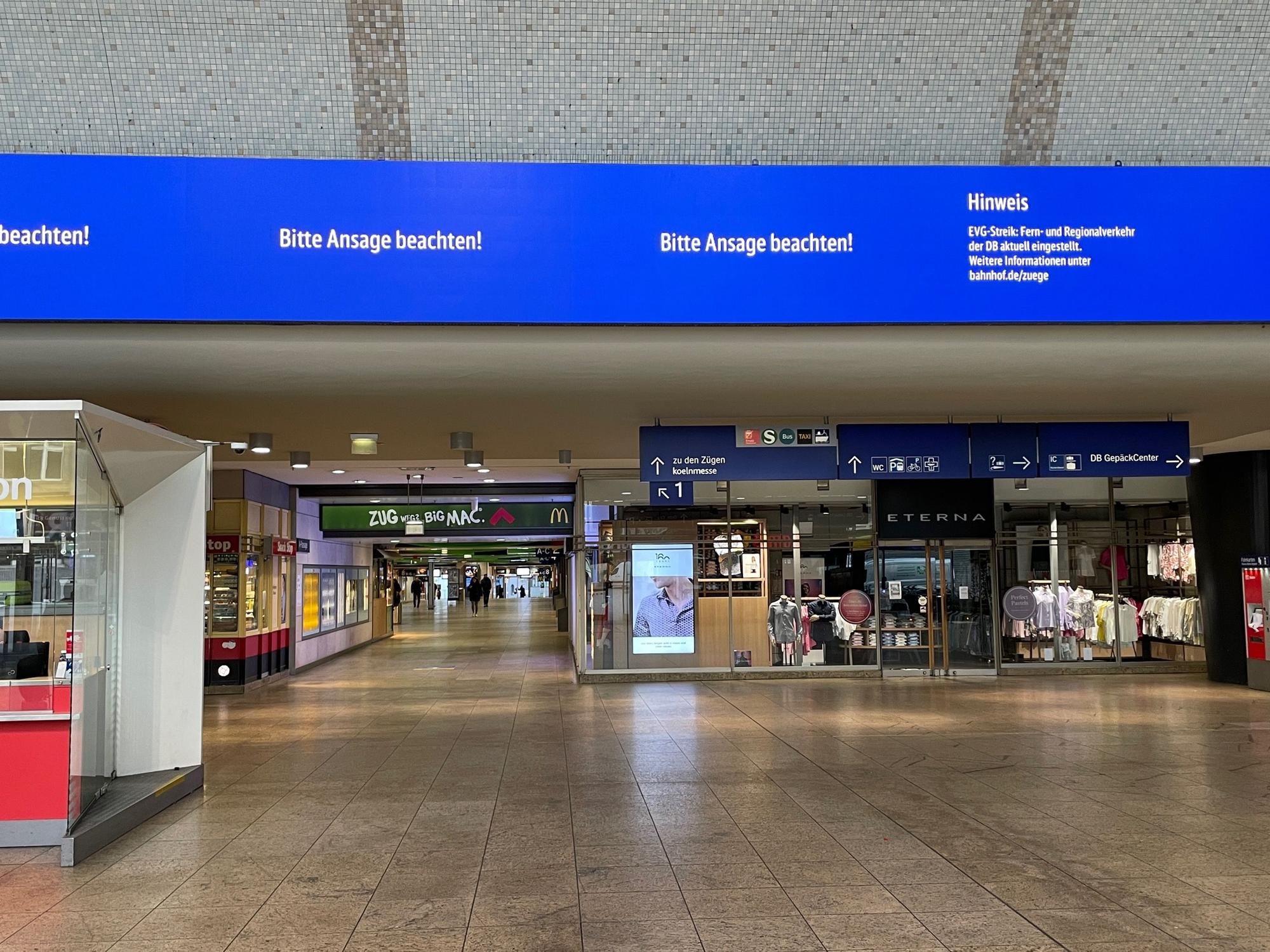 Blick auf die Eingangshalle des Kölner Hauptbahnhofs am Montag (27. März).