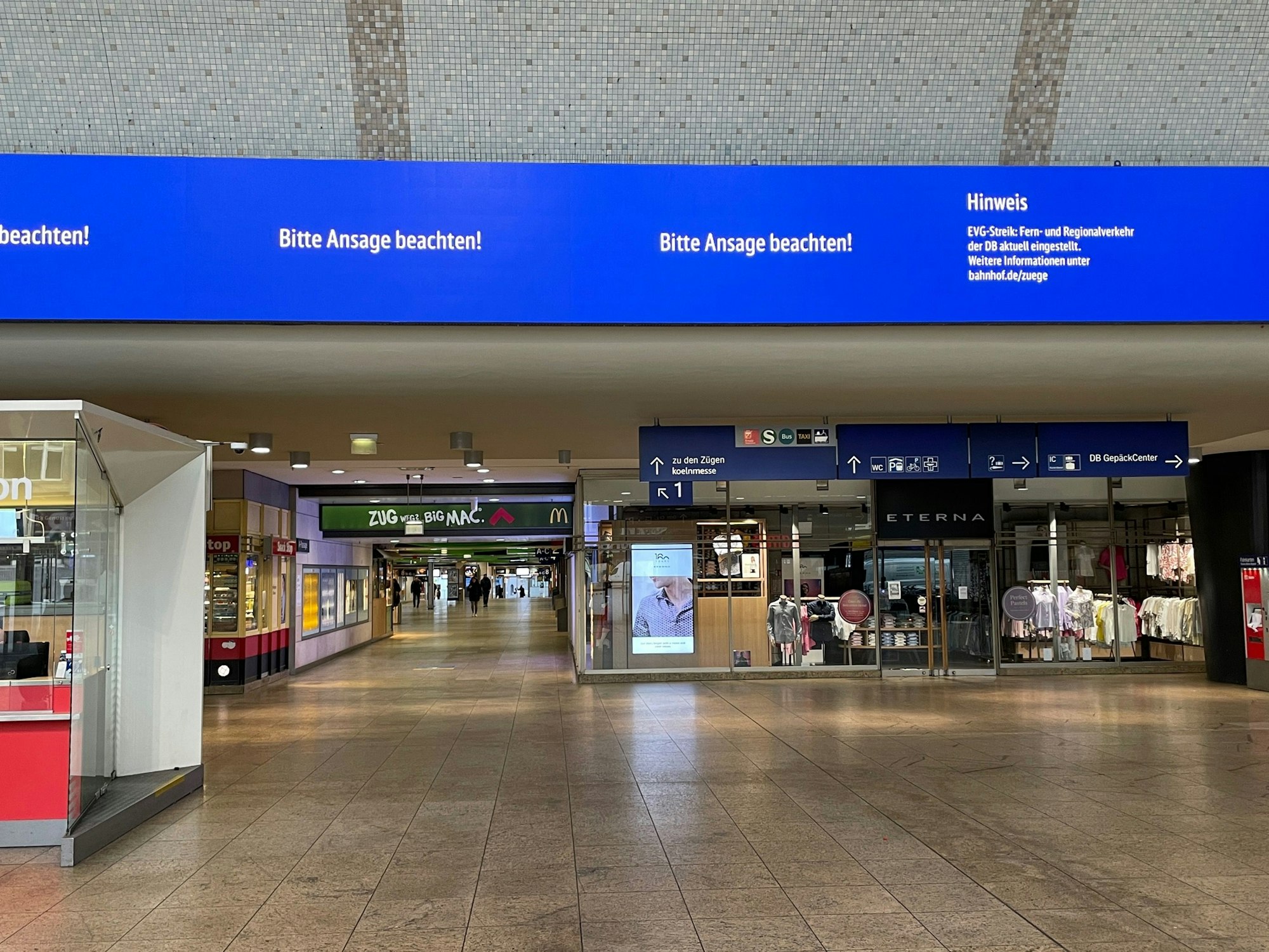 Blick auf die Eingangshalle des Kölner Hauptbahnhofs am Montag (27. März).