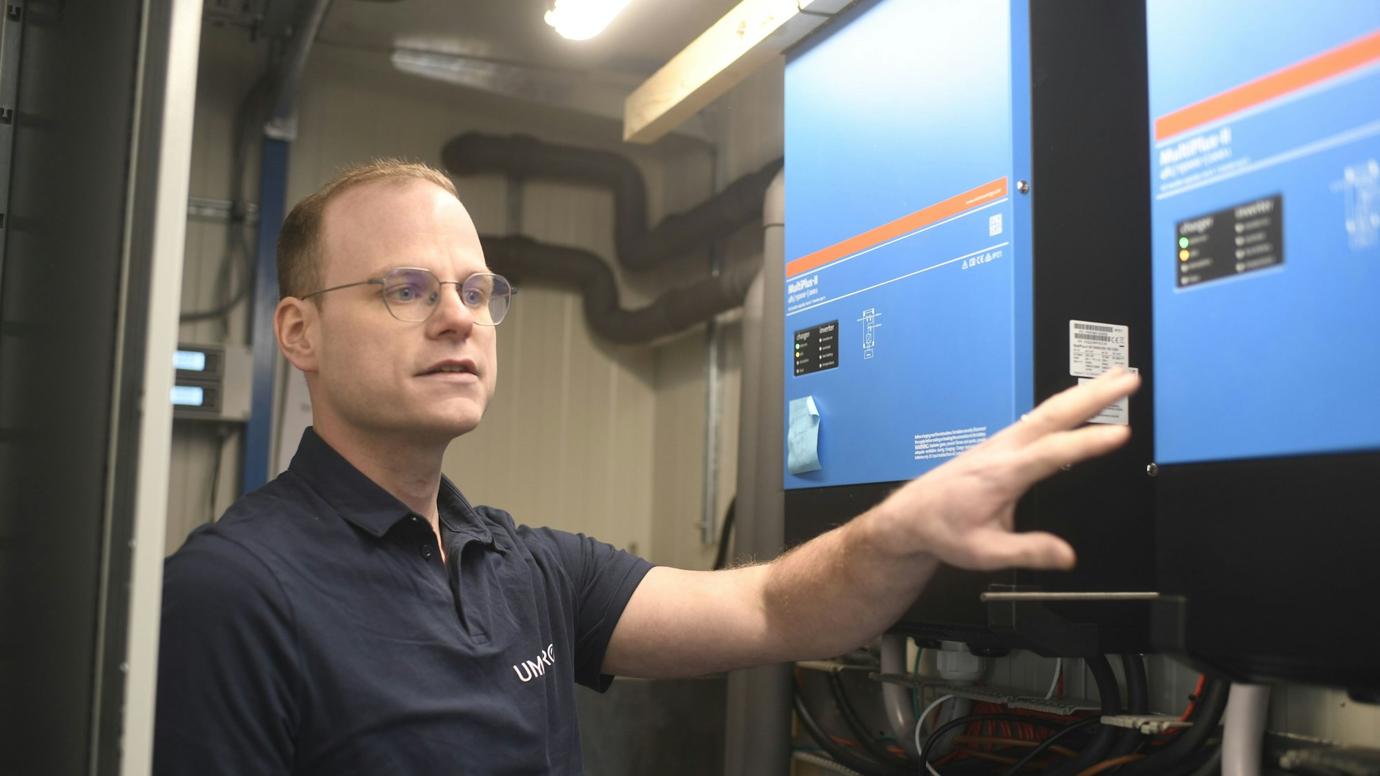 Philipp Wilsdorf deutet auf eine der kleinen Energieanlagen, mit denen die Eugebau ihr neues Wohnquartier im alten Schlachthof versorgen will.