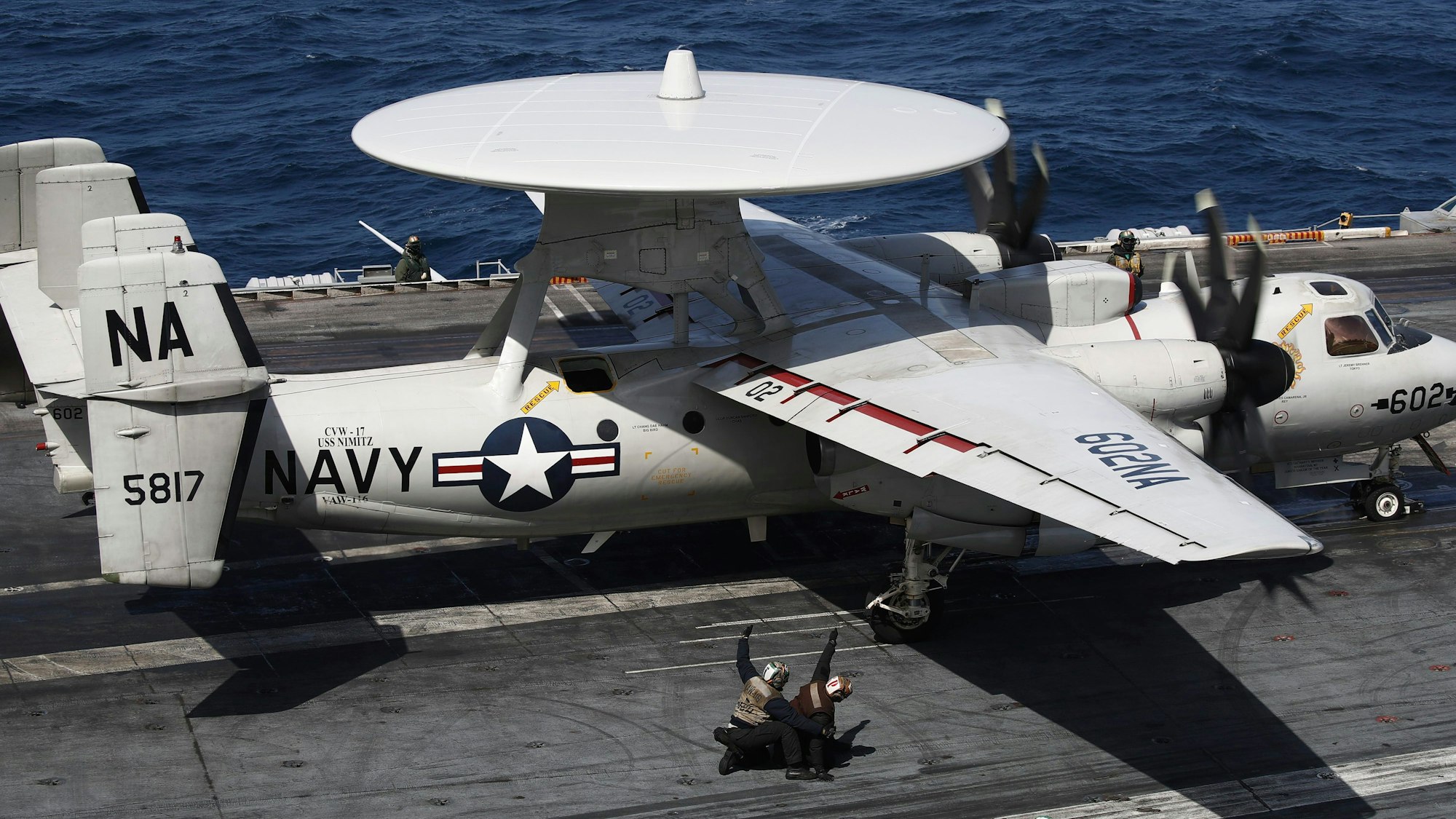 Ein Hawkeye-Flugzeug der US-Navy und Besatzungsmitglieder sind auf dem Flugdeck der USS Nimitz vor der Küste von Busan zu sehen.