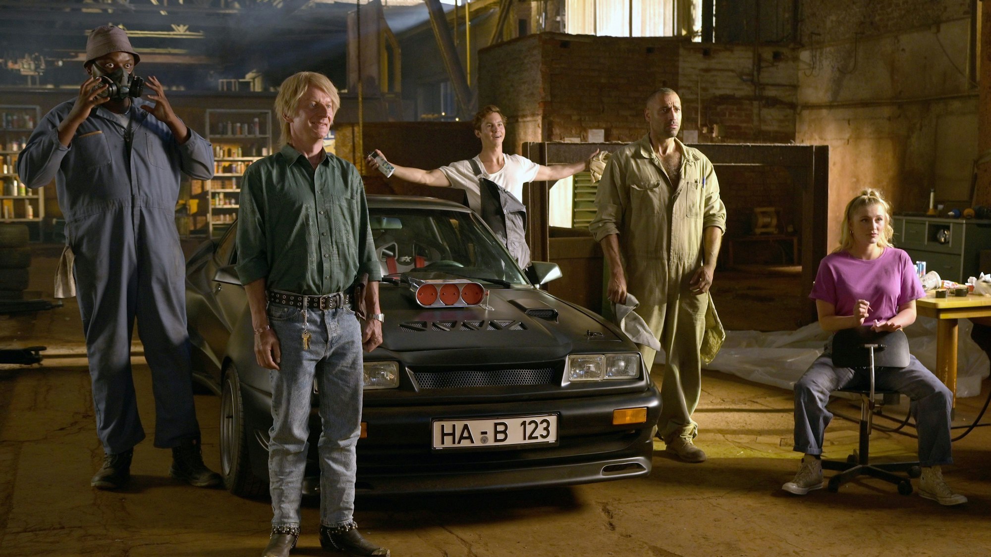 Ronis Goliath (l-r) als Tyrese, Michael Kessler als Klausi, Tim Oliver Schultz als Daniel, Tamer Trasoglu als Salem und Luna Schweiger als Mücke in einer Szene des Films "Manta Manta - Zwoter Teil" (undatierte Filmszene). Der Film kommt am 30.03.2023 in die deutschen Kinos.