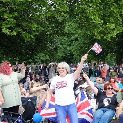 Briten schwenken Fahnen.