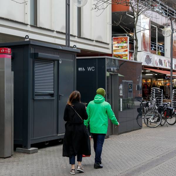 Das öffentliche Toilettenhäuschen mit Wachhaus in der Krebsgasse