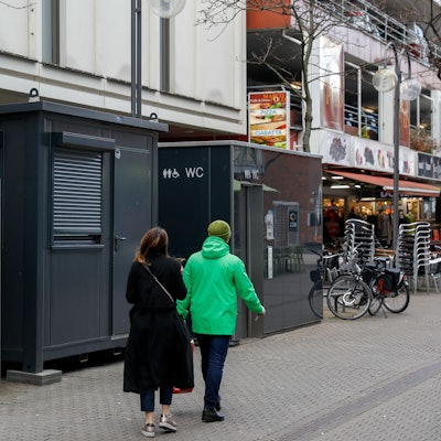Das öffentliche Toilettenhäuschen mit Wachhaus in der Krebsgasse