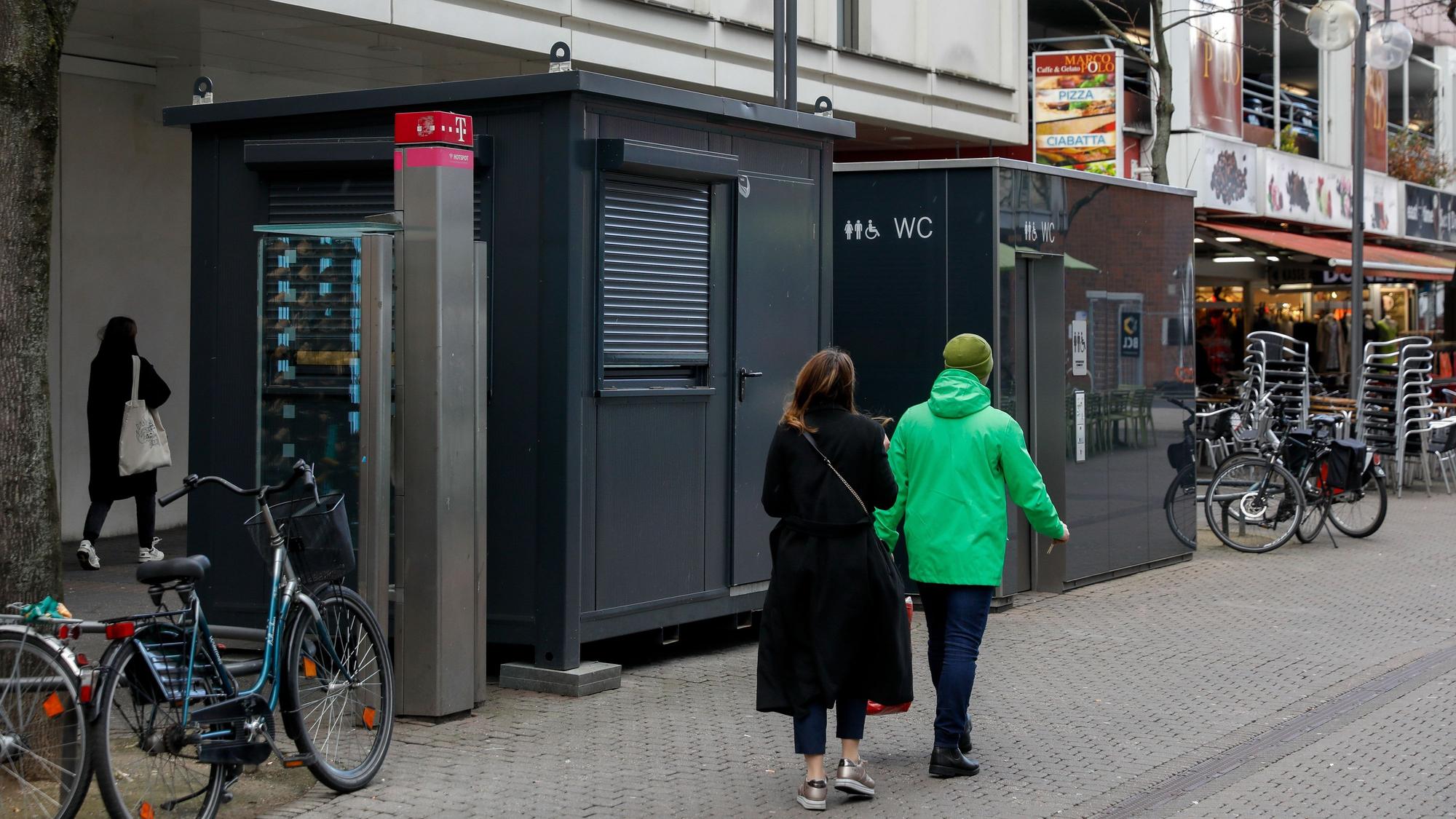 Das öffentliche Toilettenhäuschen mit Wachhaus in der Krebsgasse