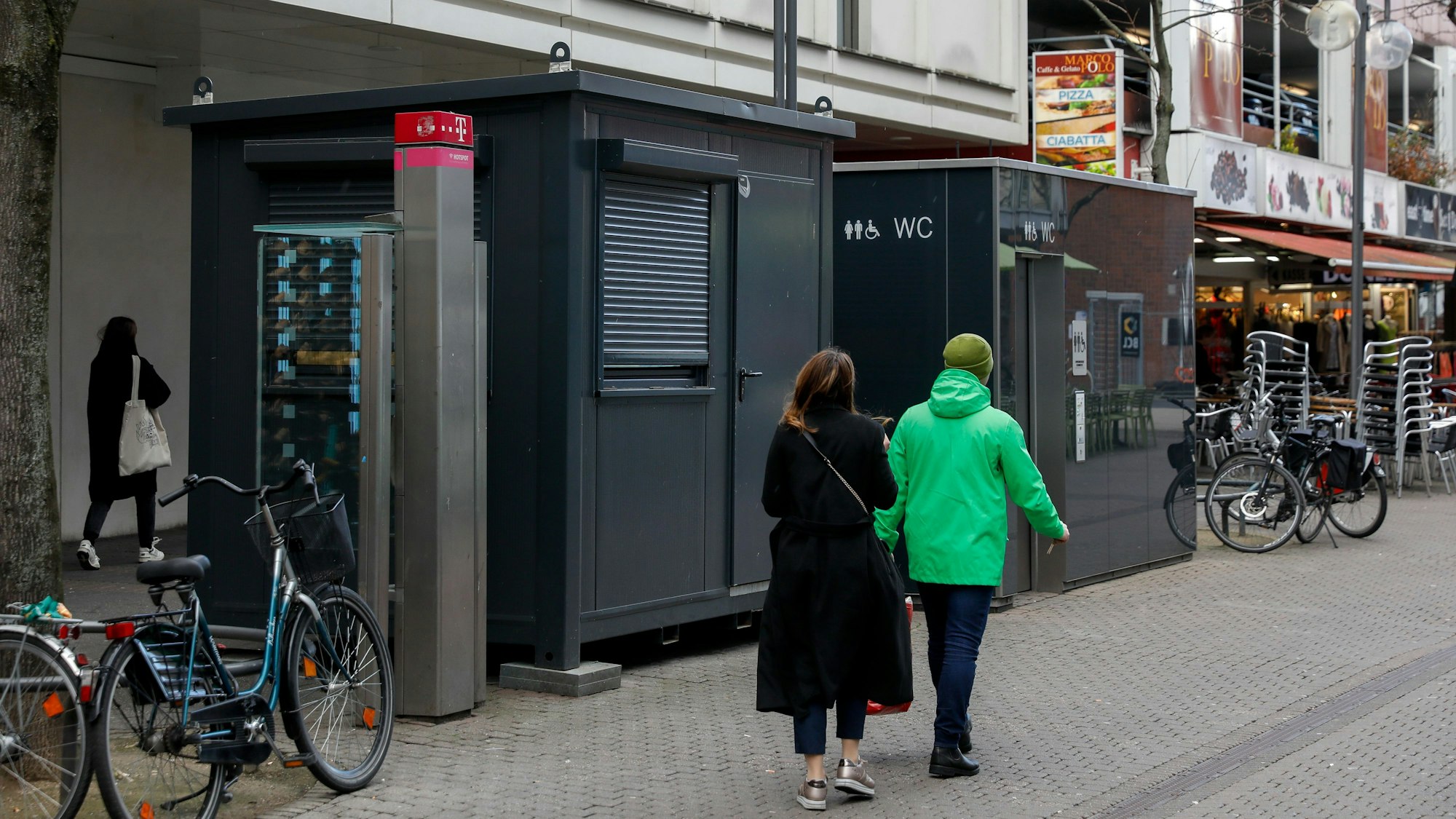 Das öffentliche Toilettenhäuschen mit Wachhaus in der Krebsgasse