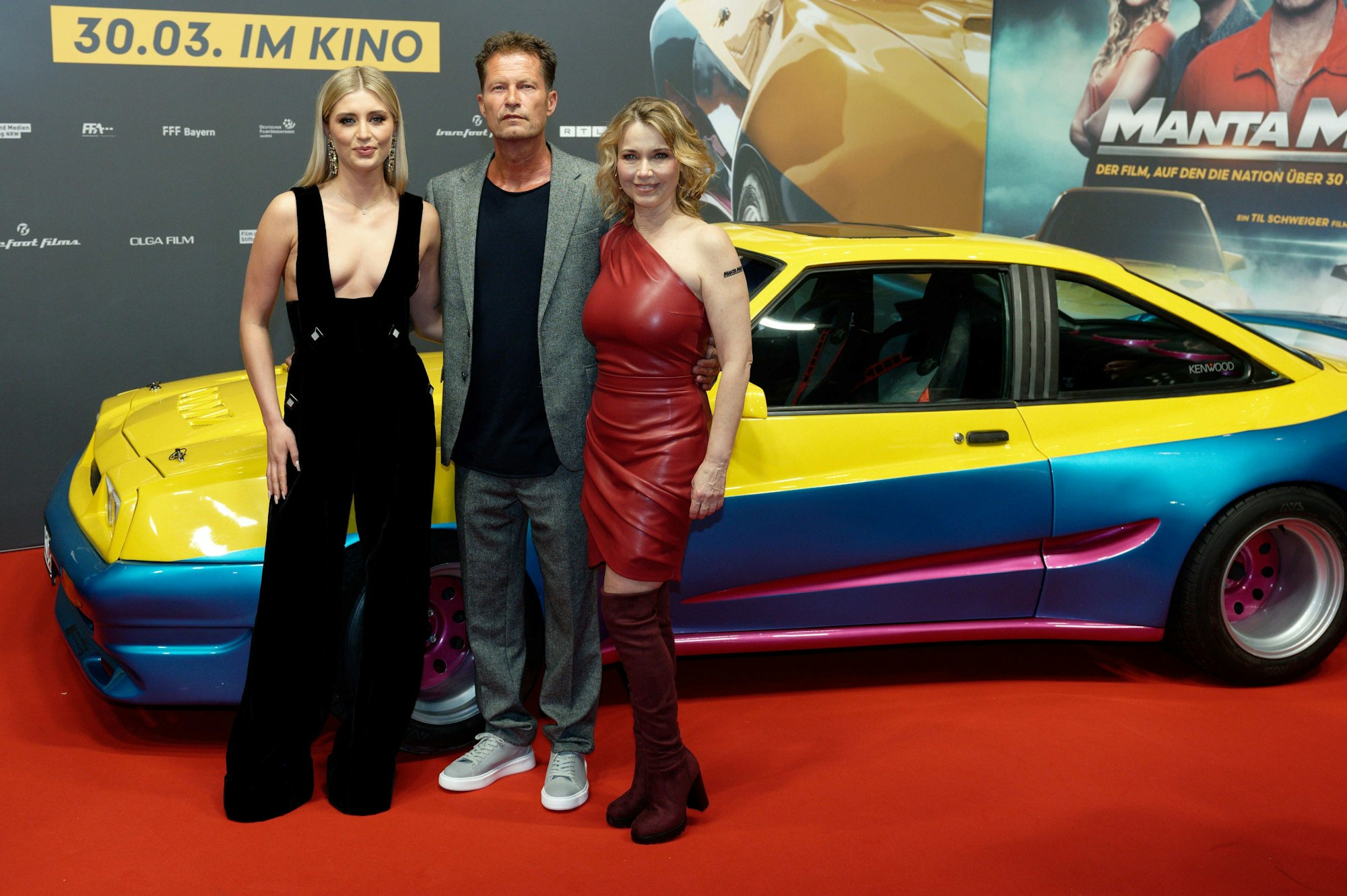 Luna Schweiger (l), Till Schweiger (M) und Tina Ruland (r) bei der Filmpremiere in Köln.